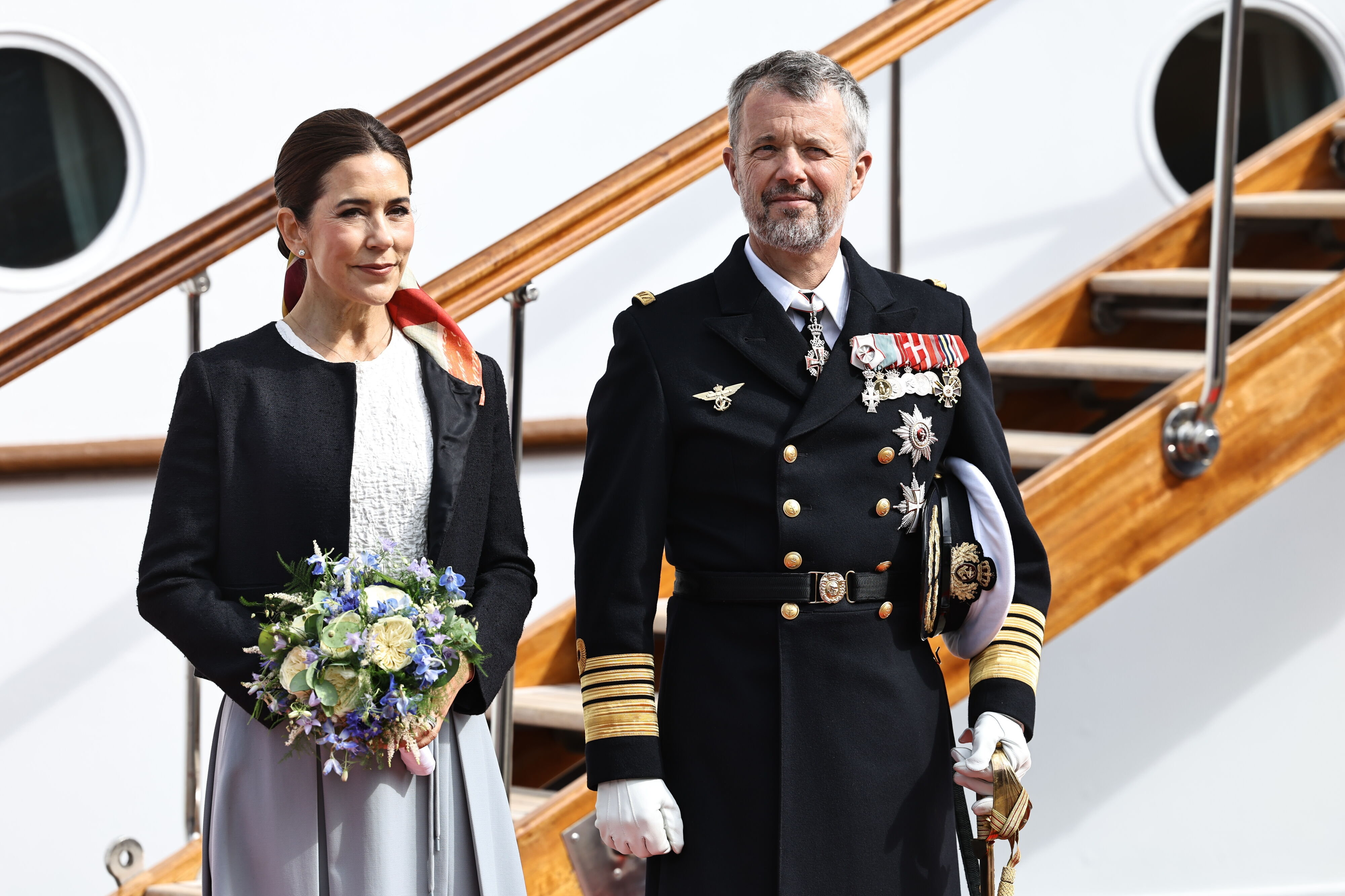 Kong Frederik og dronning Mary, er tirsdag formiddag ankommet til Grenaa Havn. Besøget er en del af kongeparrets årlige sommertogt.
