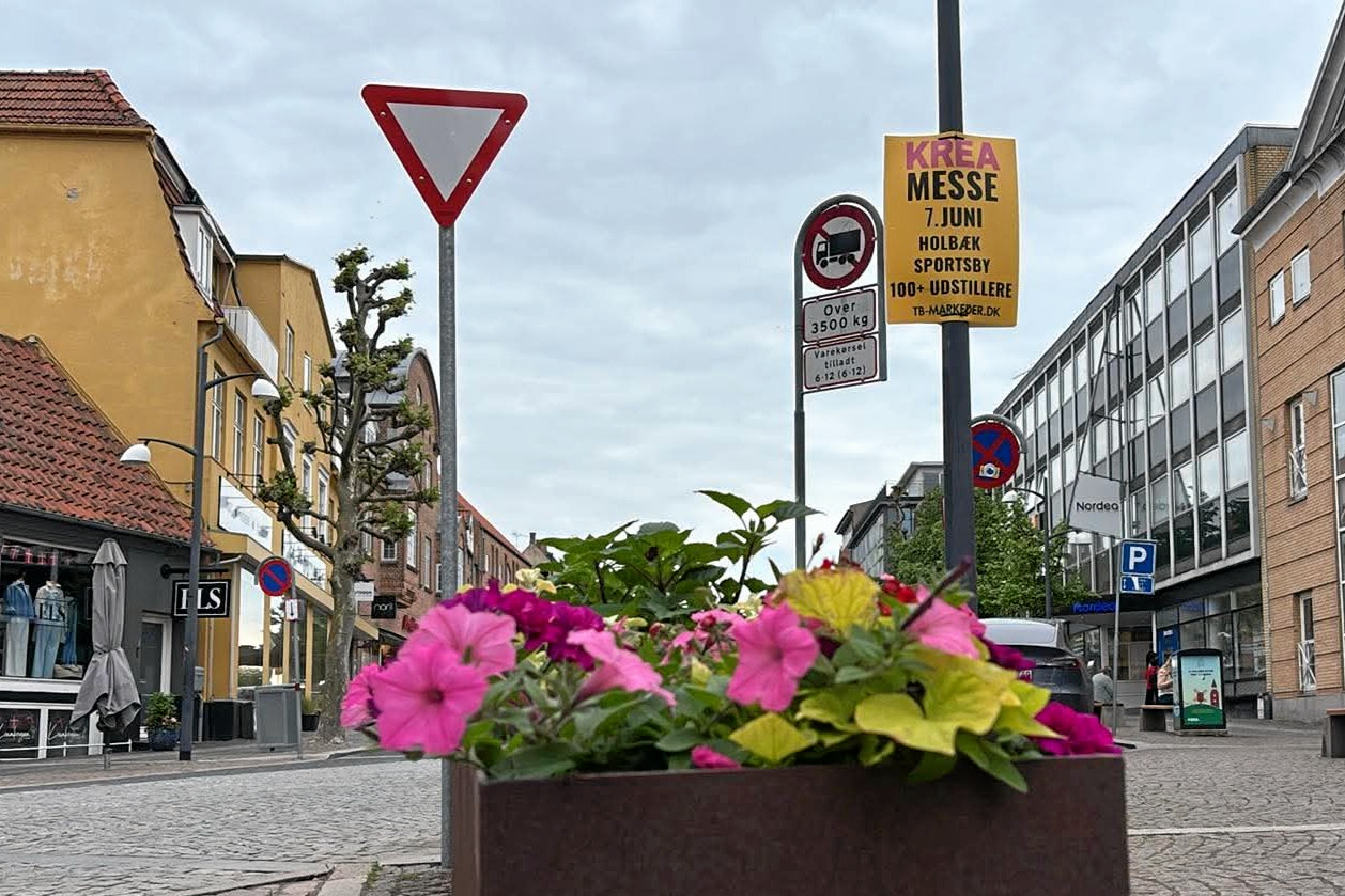 Plakater i Ahlgade reklamerer for kreamesse og hjertemesse i weekenden. Men kommunen vil have dem ned, så kongen ikke skal se på dem, når han kører i karet gennem byen.