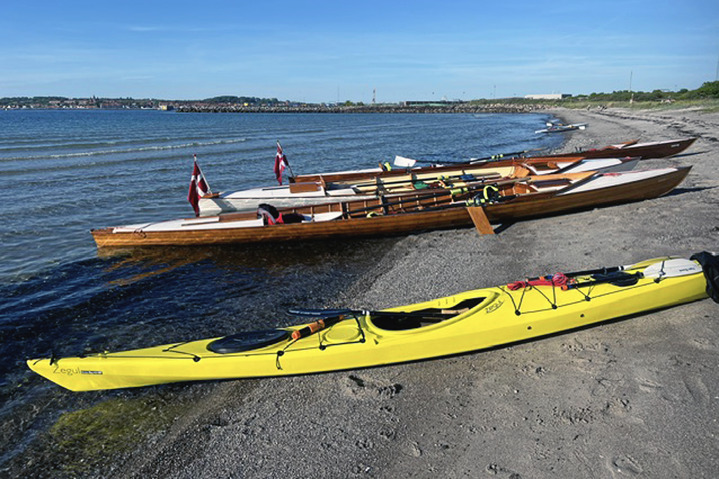 Medlemmer af Kalundborg Roklub har været ude på den traditionsbundne pølsetur. Den gik til stranden mellem Statoil og Vesthavnen, hvor der blev grillet pølser og brød.