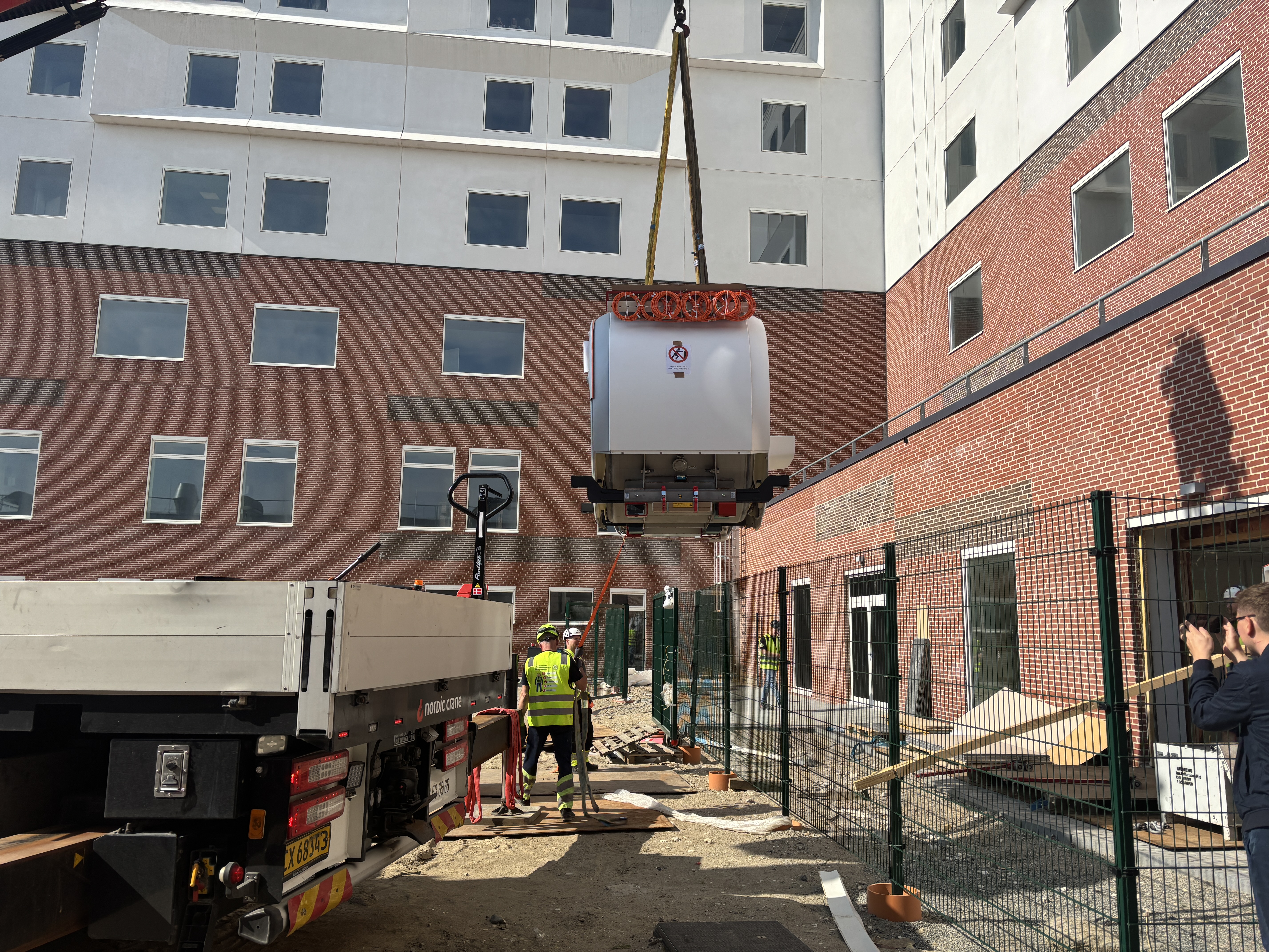 Den ny stråleterapi på Sjællands Universitetshospital havde fået fjernet et vinduesparti, så den ny MR-scanner kunne løftes ind.