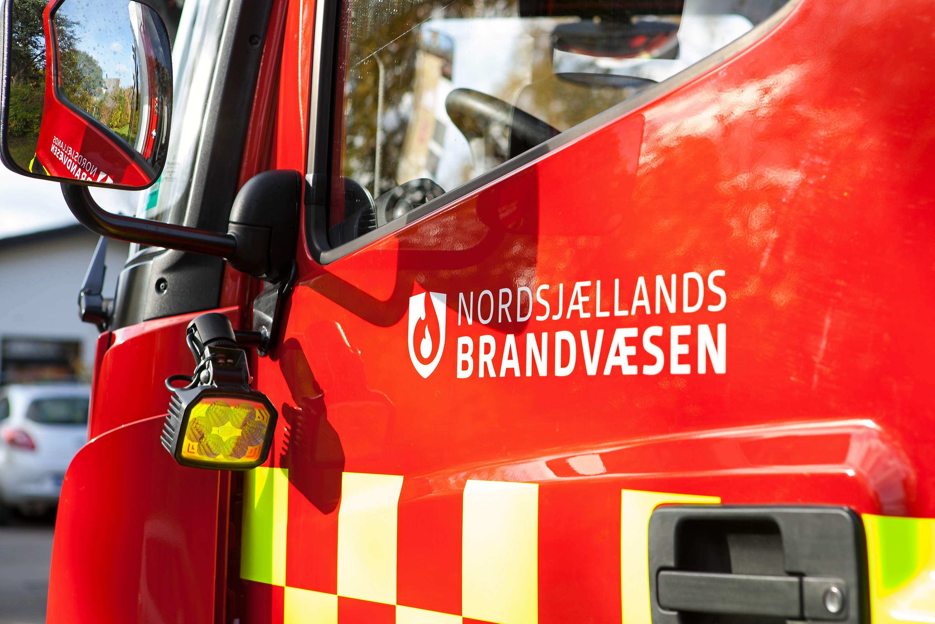 Nordsjællands Brandvæsen rykked tirsdag morgen massivt ud til brand på Hørsholm Skøjtehals facade efter ansats brug af ukrudtsbrænder.