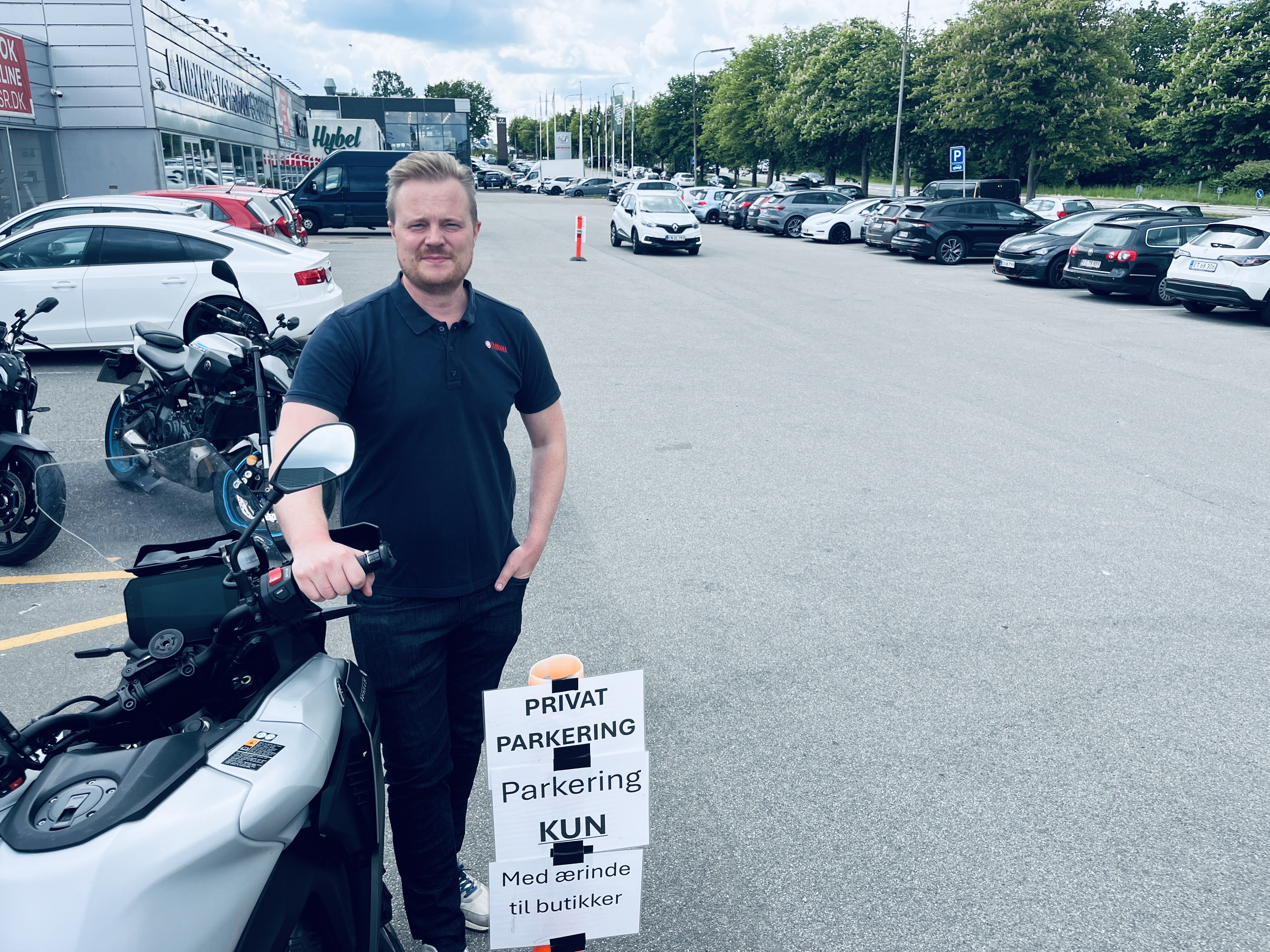 Alt for få p-pladser i de store boligområder lige i nærheden få nu butiksejere til at bruge p-vagter. - Vi skal have plads til vores kunder og ansatte og det har vi svært, lyder det fra Jon Jørgensen.