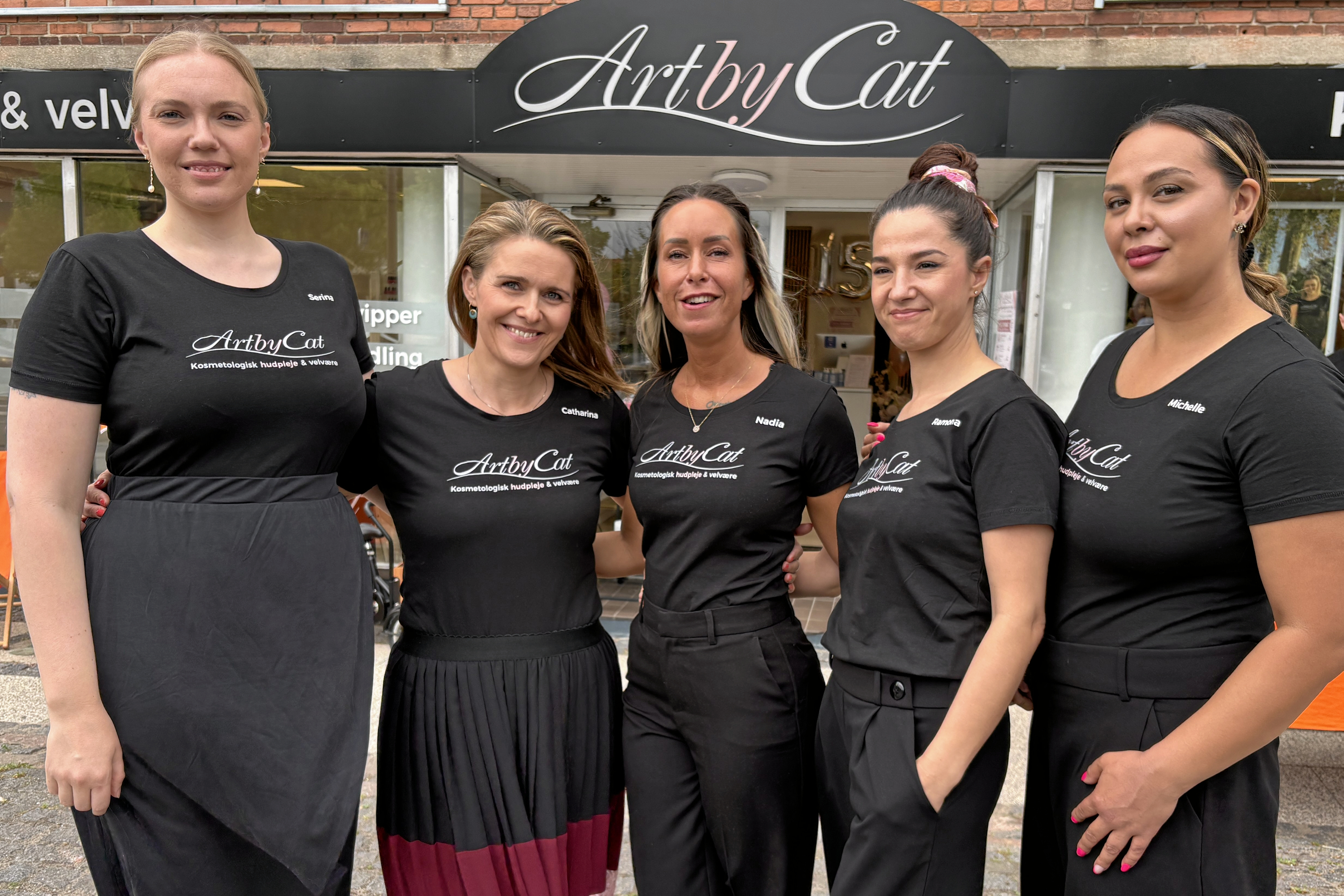 Art by Cat klinik med kosmetologi, hudpleje og velvære er flyttet fra Rungsted til Hørsholm. Fra venstre kosmetologerne Serina, Catharina (indehaver), Nadia, Ramona og Michelle.
