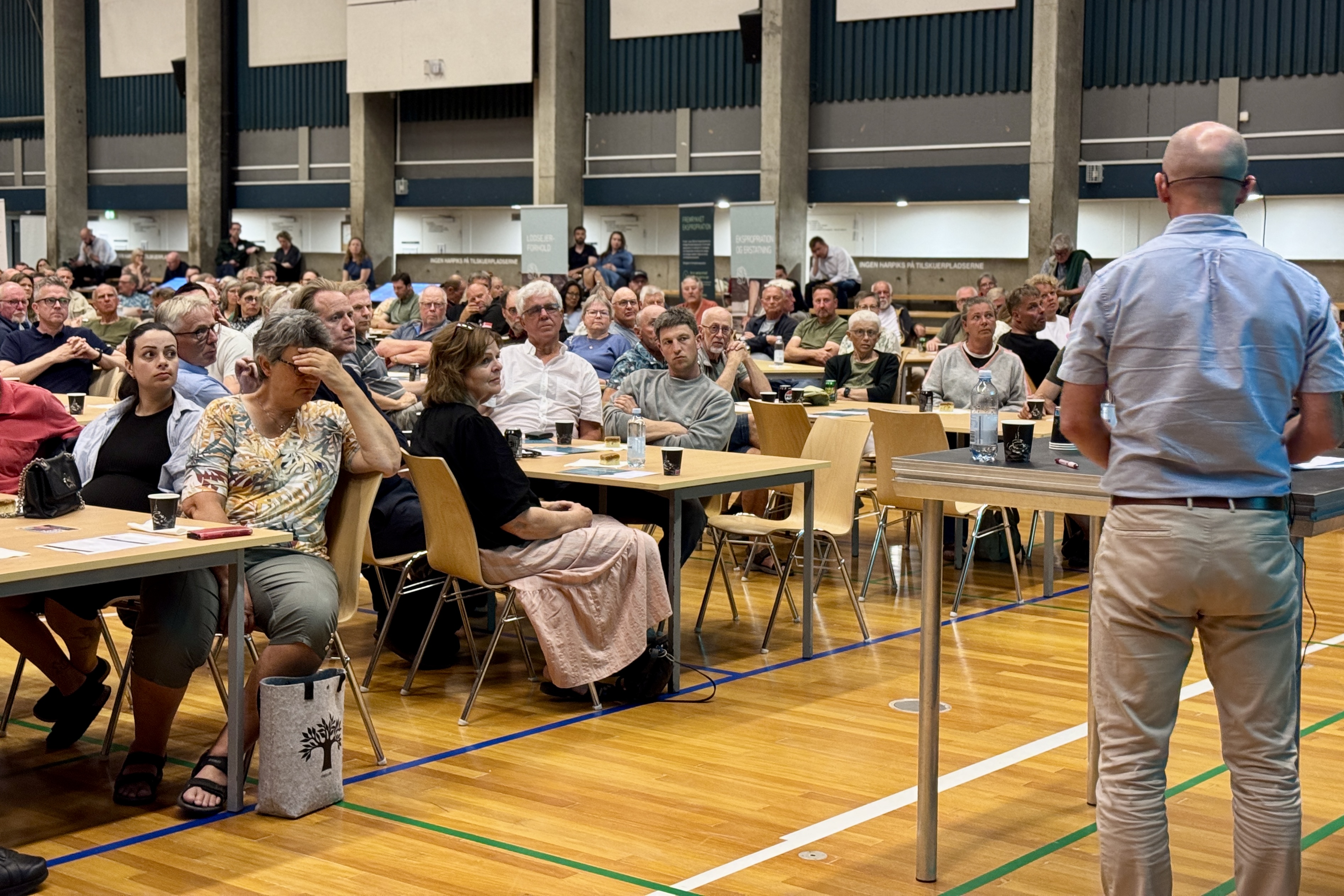 Omkring 225 deltagere var mødt op i Haslev Hallerne for at få svar på spørgsmål om den planlagte 400 kV-forbindelse mellem Køge og Vordingborg.