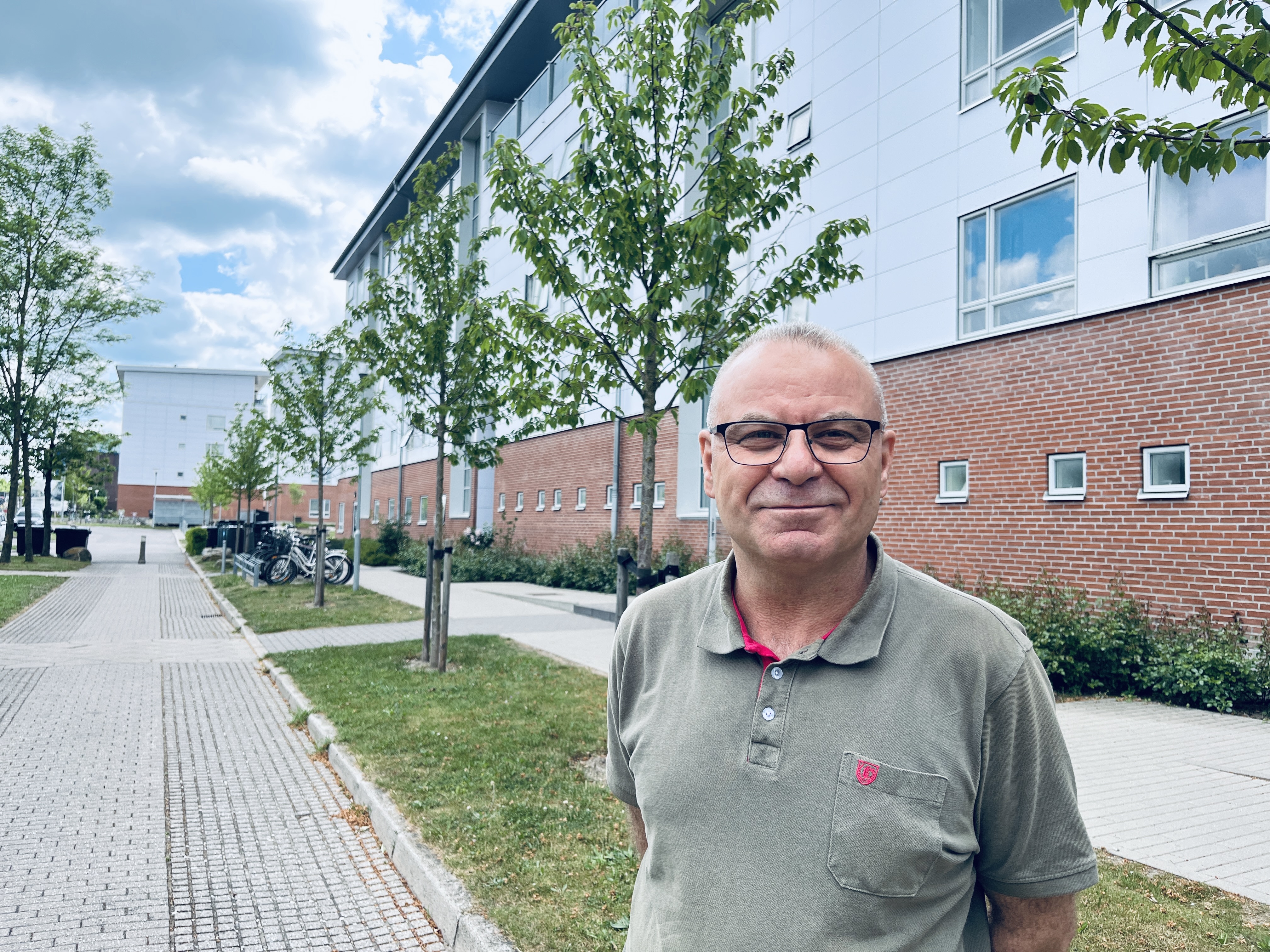Mahmoud El Mahmoud har boet i Rønnebærparken siden 1991. Han er absolut ikke tilfreds med, at parkeringen er lavet om til, at der kun er en p-plads per lejlighed.