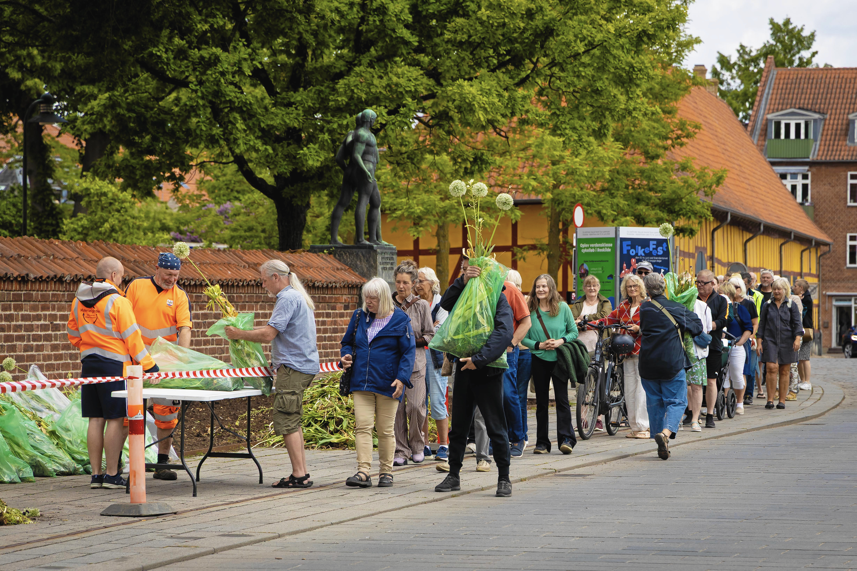 Der var heldigvis poser med brugte løg nok til alle, da der var udskiftningsdag i Palæbedet på Stændertorvet.