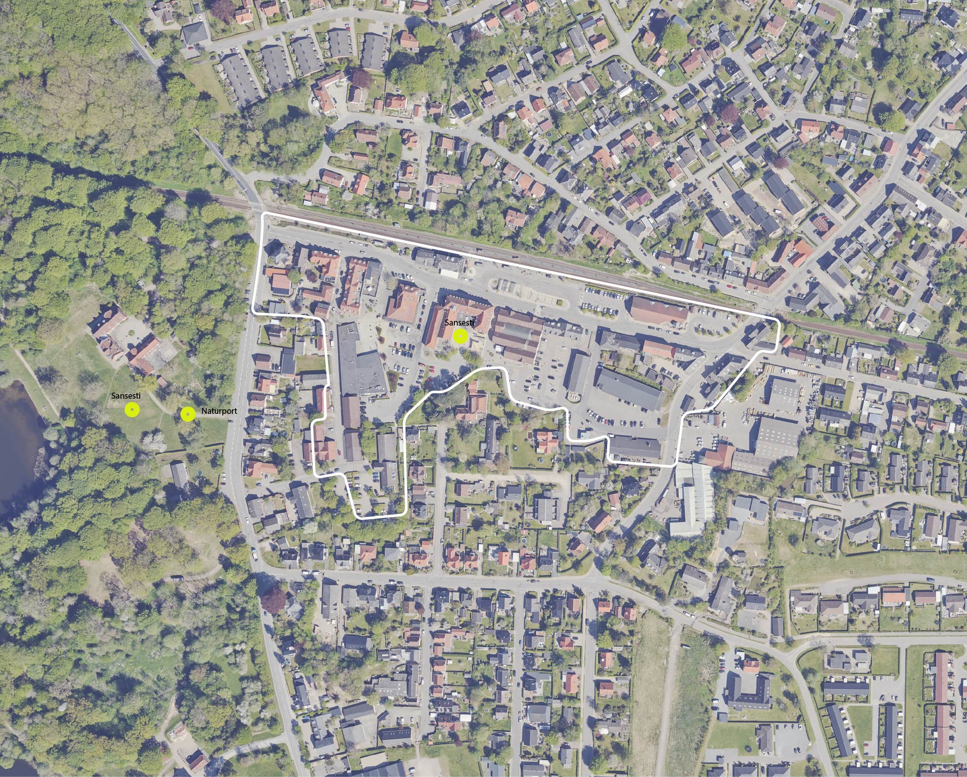 De to sansestier, som placeres på hhv. Bibliotekspladsen og på grusstien til Skarresø, vil stå midlertidigt og kan ses og opleves af lokale borgere og besøgende i perioden 8. juni – 6. juli 2026.