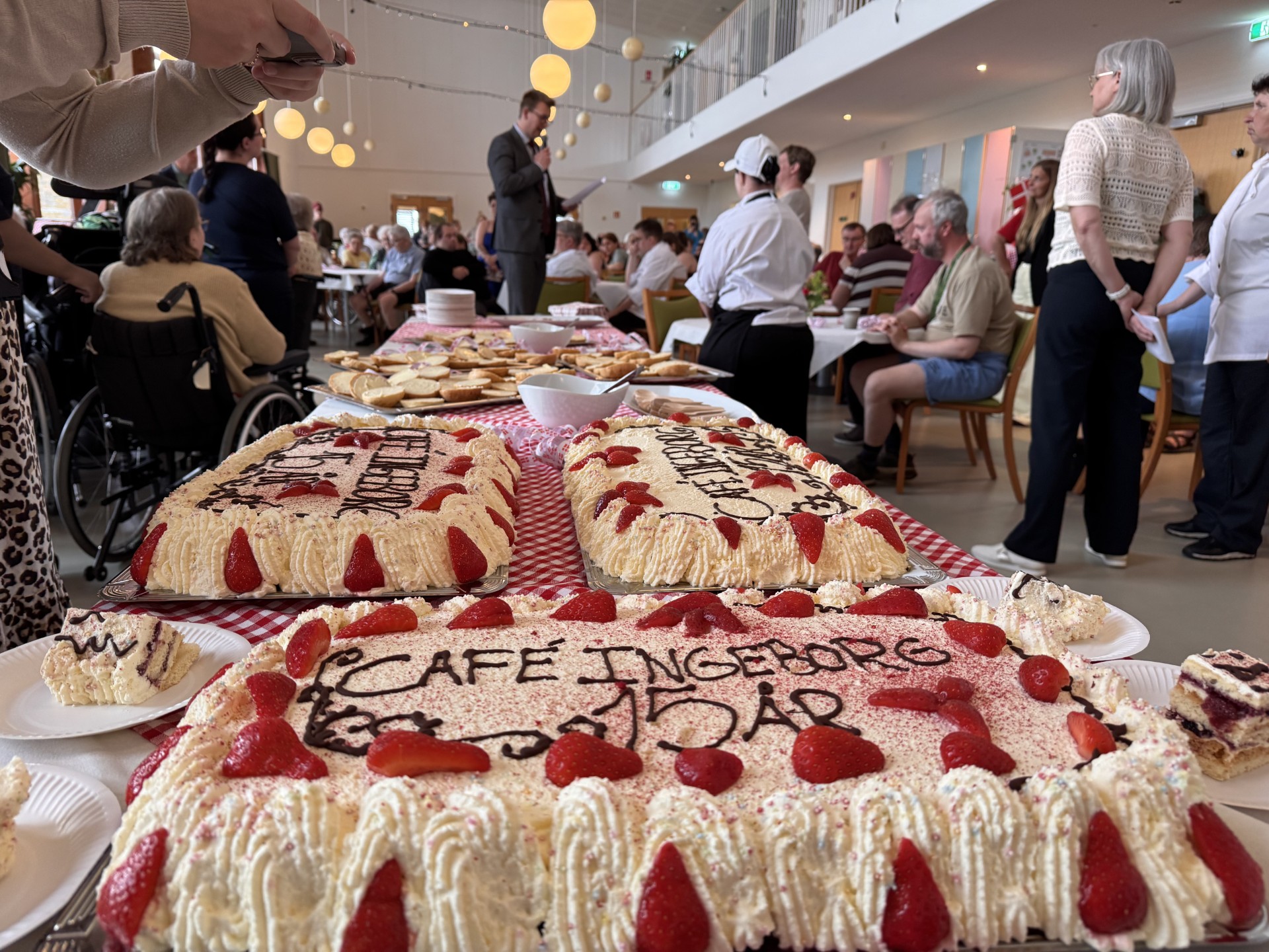 Café Ingeborg rundede 15 år. Det blev fejret med lagkager og aktiviteter.