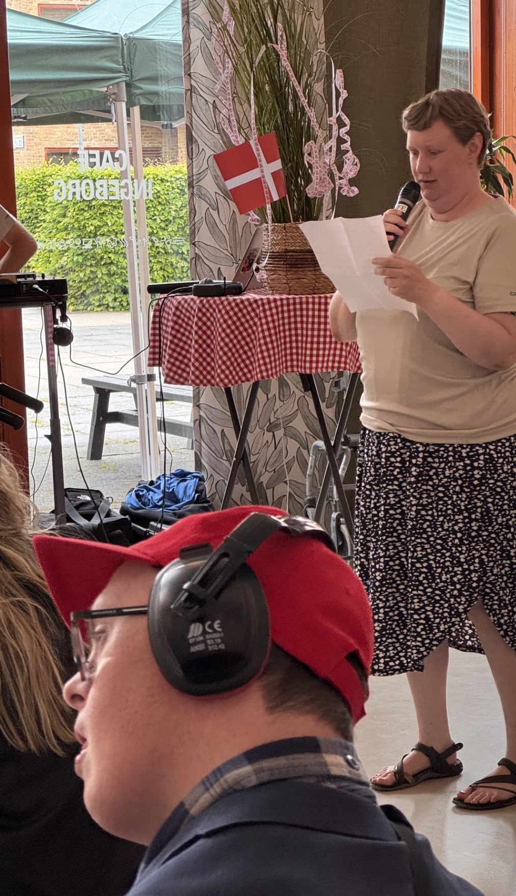 Katrine Bager, der er en af de særlige medarbejdere i Café Ingeborg, tog ordet og holdt tale. - Ringsted Kommune Katrine Bager, der er en af de særlige medarbejdere i Café Ingeborg, tog ordet og holdt tale.