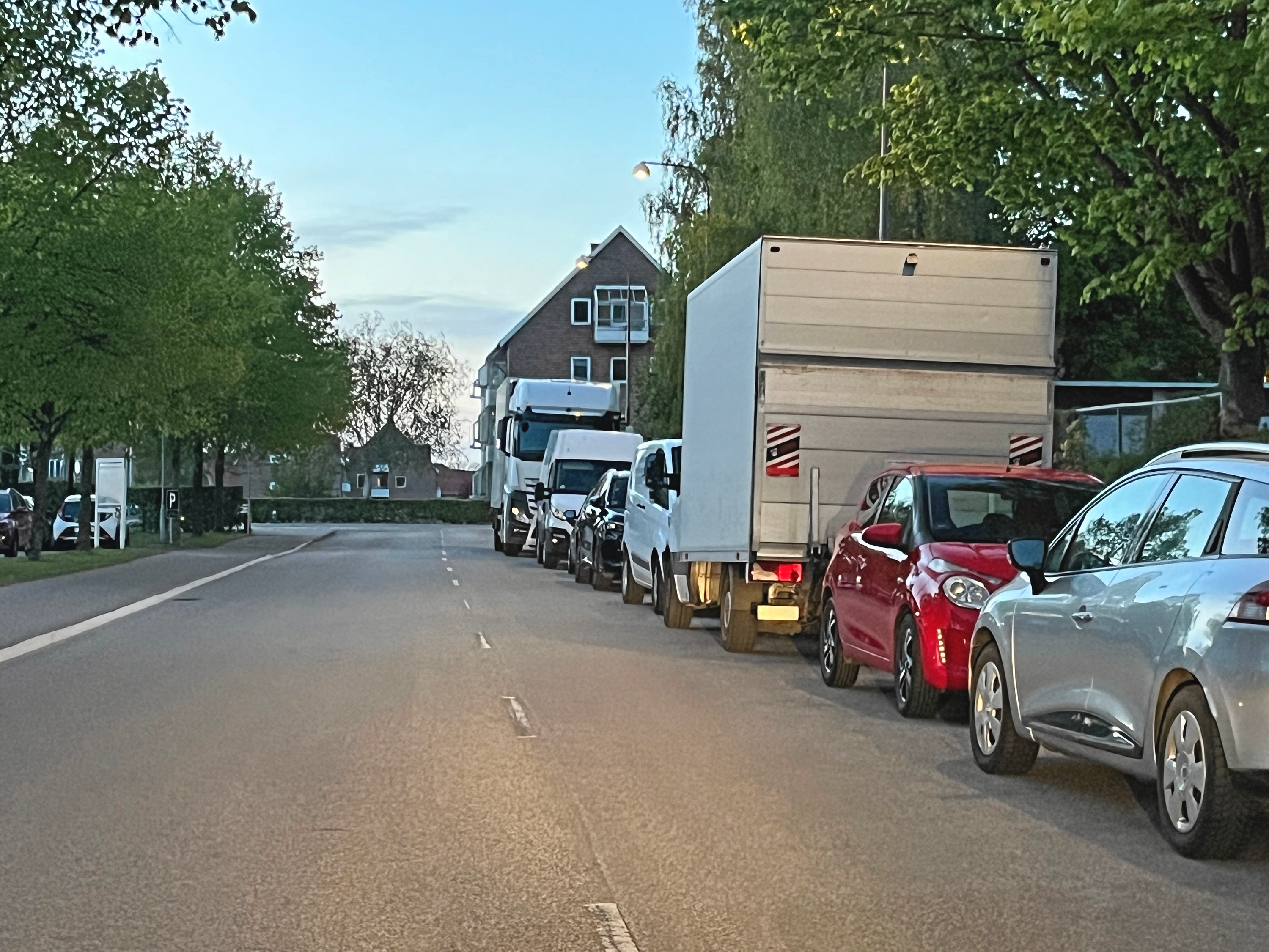Sådan så der ud på vejen ned forbi Rønnebærparken i maj i år. Der var brug for alle p-pladser. Det er sidenhen blevet ulovligt at parkere på vejen. - Lars Kimer Sådan så der ud på vejen ned forbi Rønnebærparken i maj i år. Der var brug for alle p-pladser. Det er sidenhen blevet ulovligt at parkere på vejen.