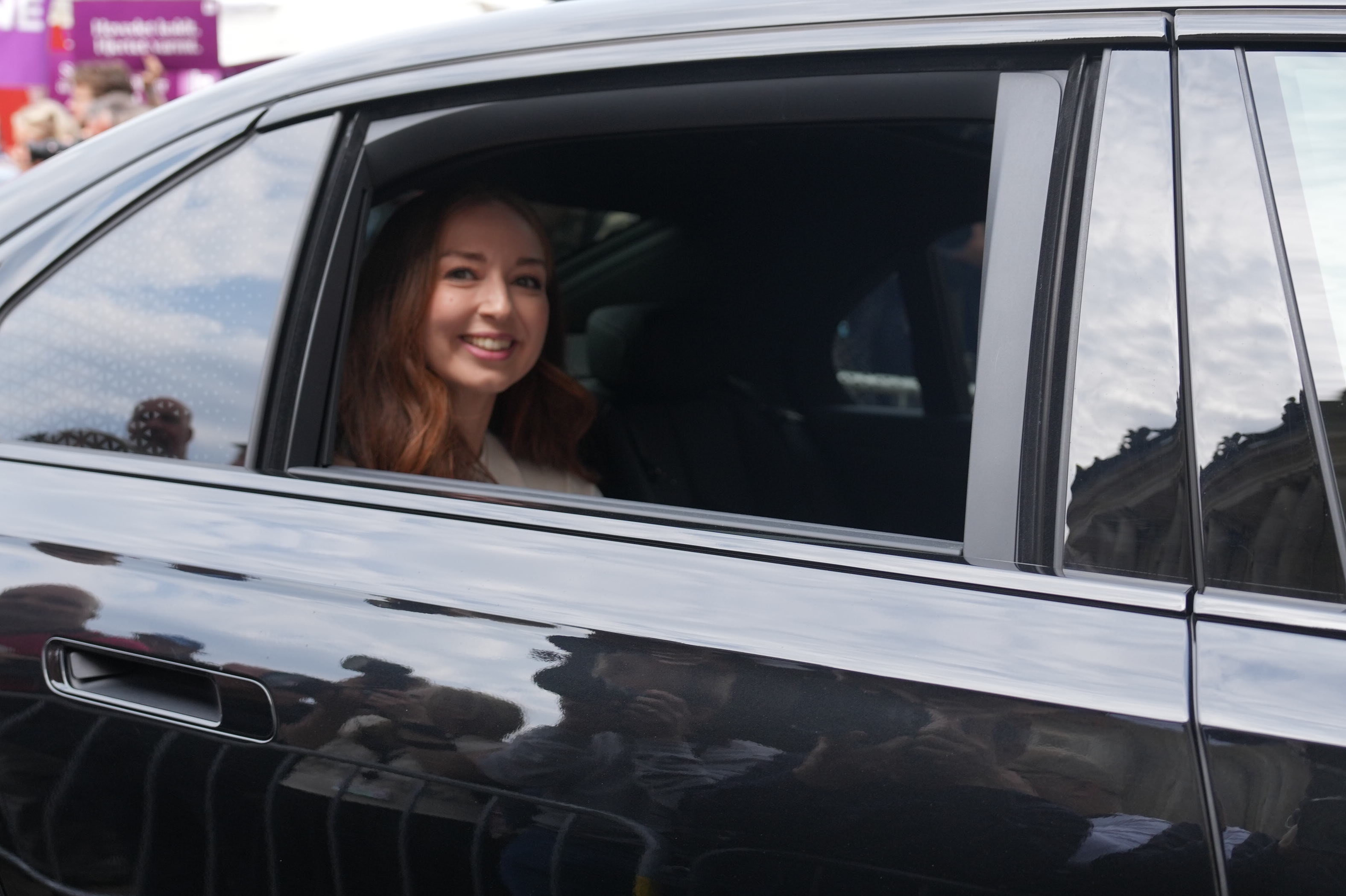 Samira Nawa på vej til kong Frederik på Amalienborg. Bagefter stod hendes familie klar på slotspladsen for at ønske tillykke med ministerposten.
