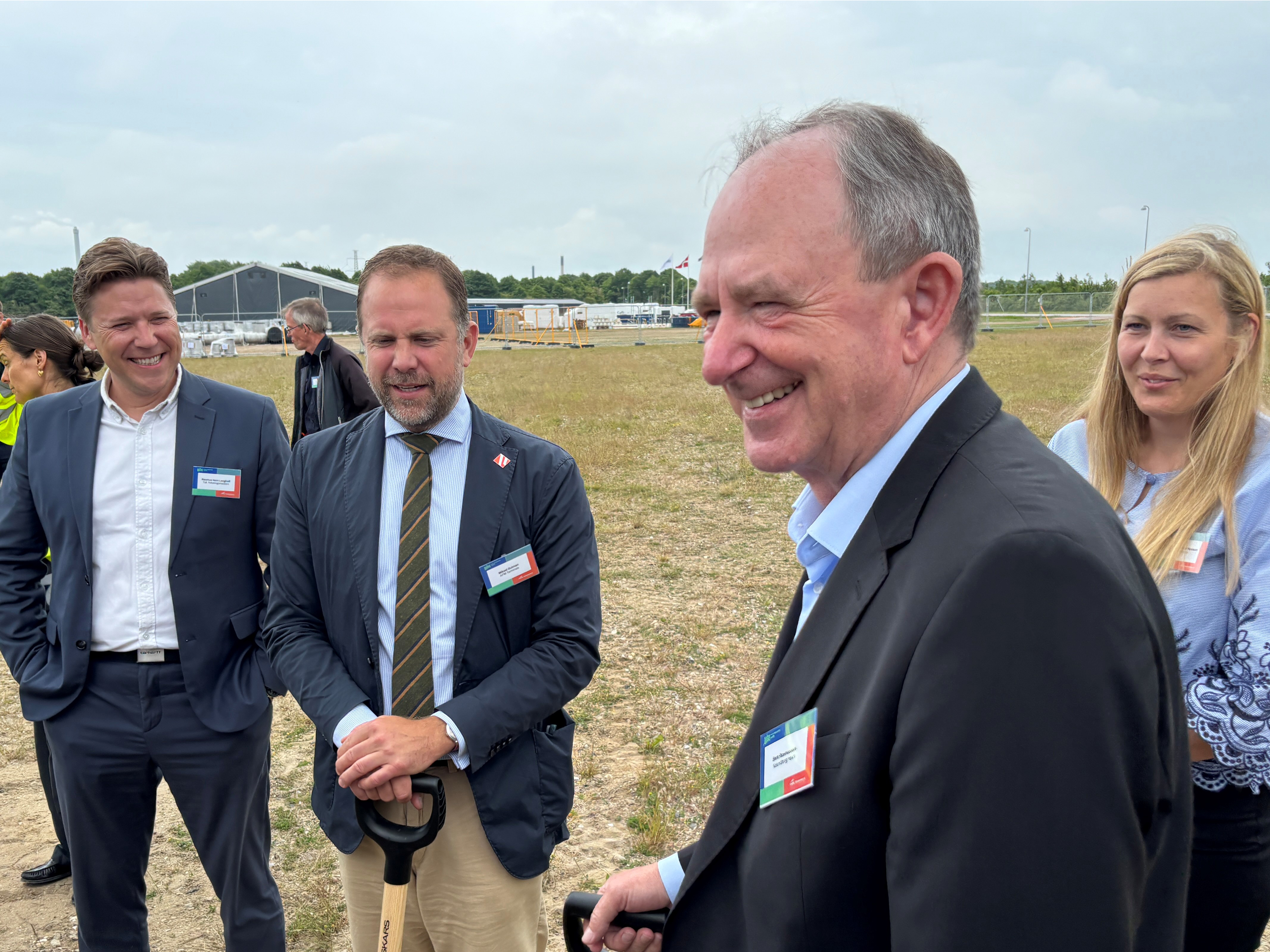 Tidligere formand for Folketingets Transportudvalg Rasmus Horn Langhoff, administrerende direktør Mikael Gutman, havnedirektør Bent Rasmussen og terminalchef Camilla Eckermann Hansen efter, at de tre sidstnævnte havde taget første spadestik til APM Terminals' nye administrationsbygning på Ny Vesthavn.