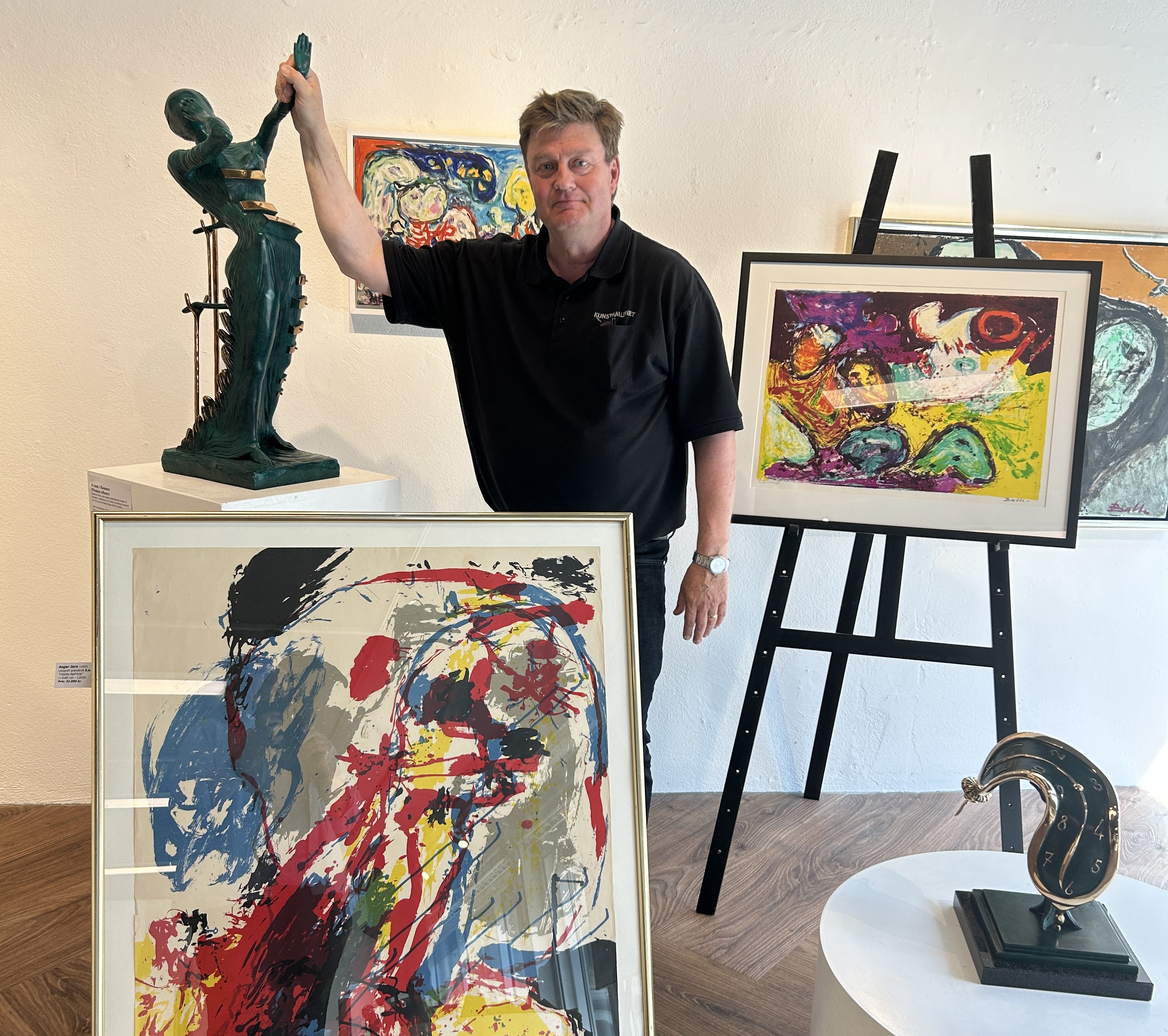 Johnny Persson er i fuld gang med at gøre klar til et stort og eksklusivt ophørsudsalg i Kunstgalleriet. Blandt andet sælges ud af værker af Salvador Dali og de originale Cobra-kunstnere.
