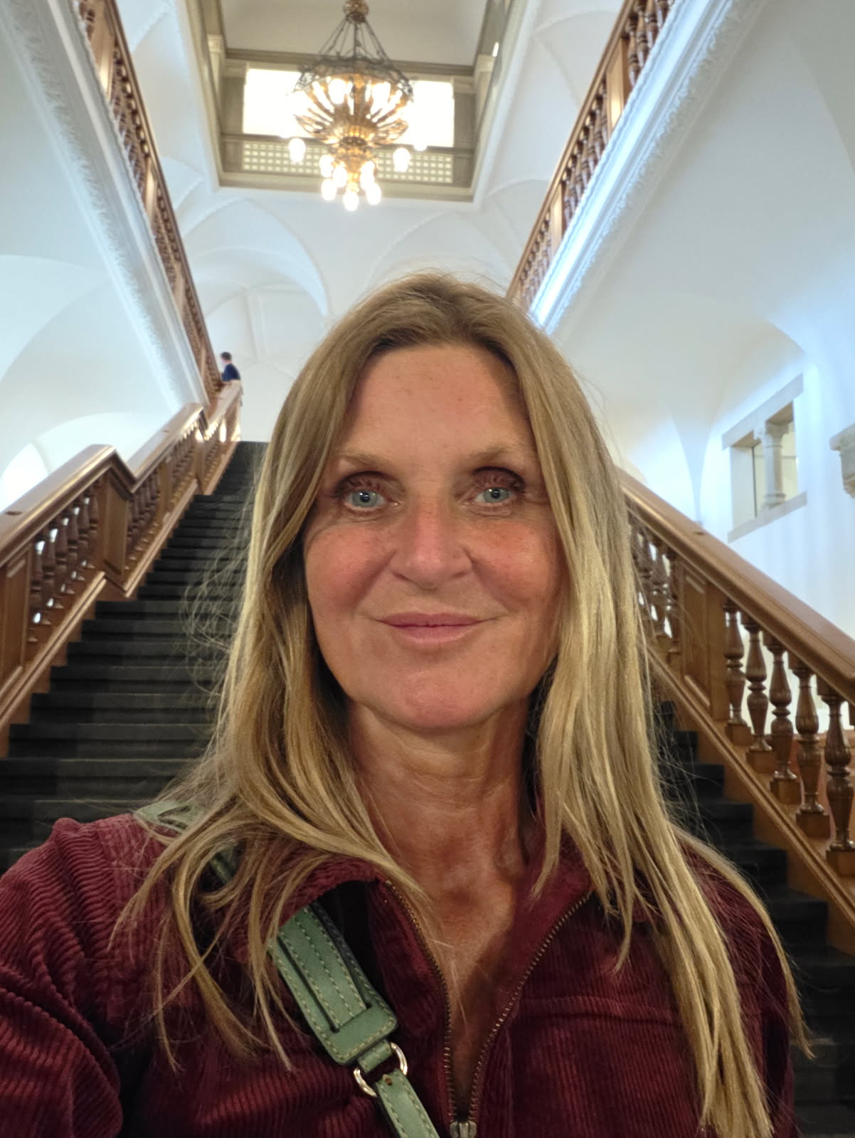Line Krogh Lay er kommet i Folketinget. Hun har netop været til gruppemøde med den radikale gruppe og har sendt avisen dette selfie foran den ikoniske trappe på Christiansborg.