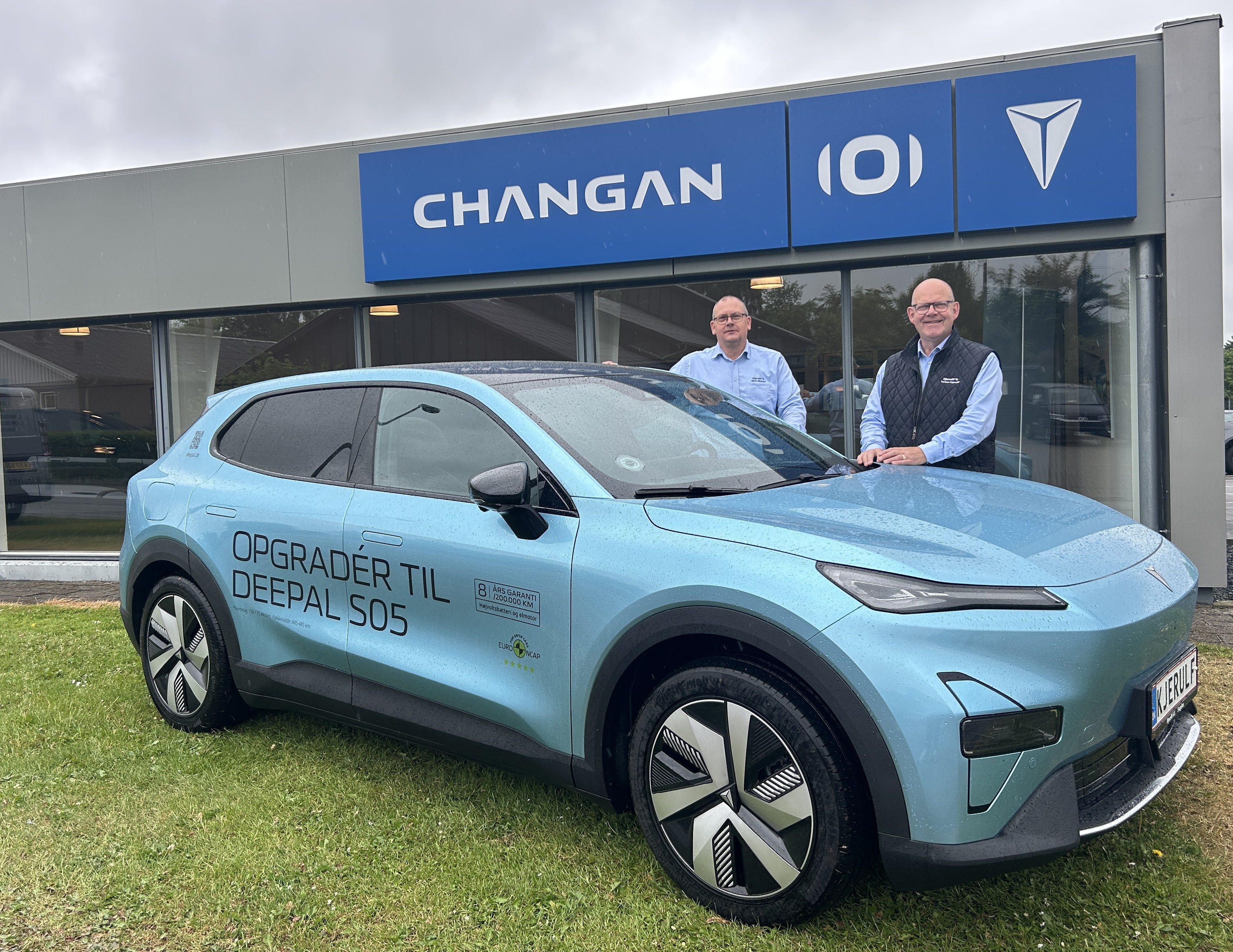 På Sverigesvej i Slagelse forhandler Kjerulff A/S i dag bilmærkerne Suzuki og Changan Deepal samt Farizon el-kassevogne og Isuzu pick-up. Kjerulff A/S er tillige fortsat autoriseret Kia Serviceværksted. På billedet ses Søren Blumow og Torben Kjerulff