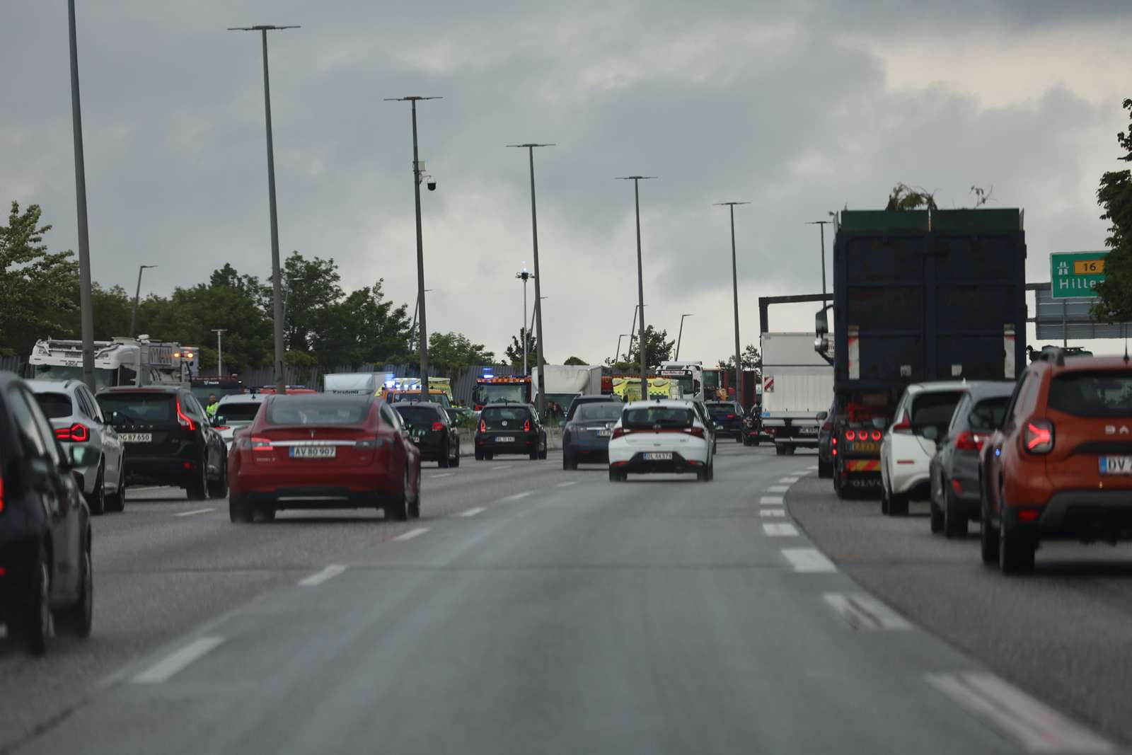 Tre vognbaner er spærret og der er mange blå blink til stede.
