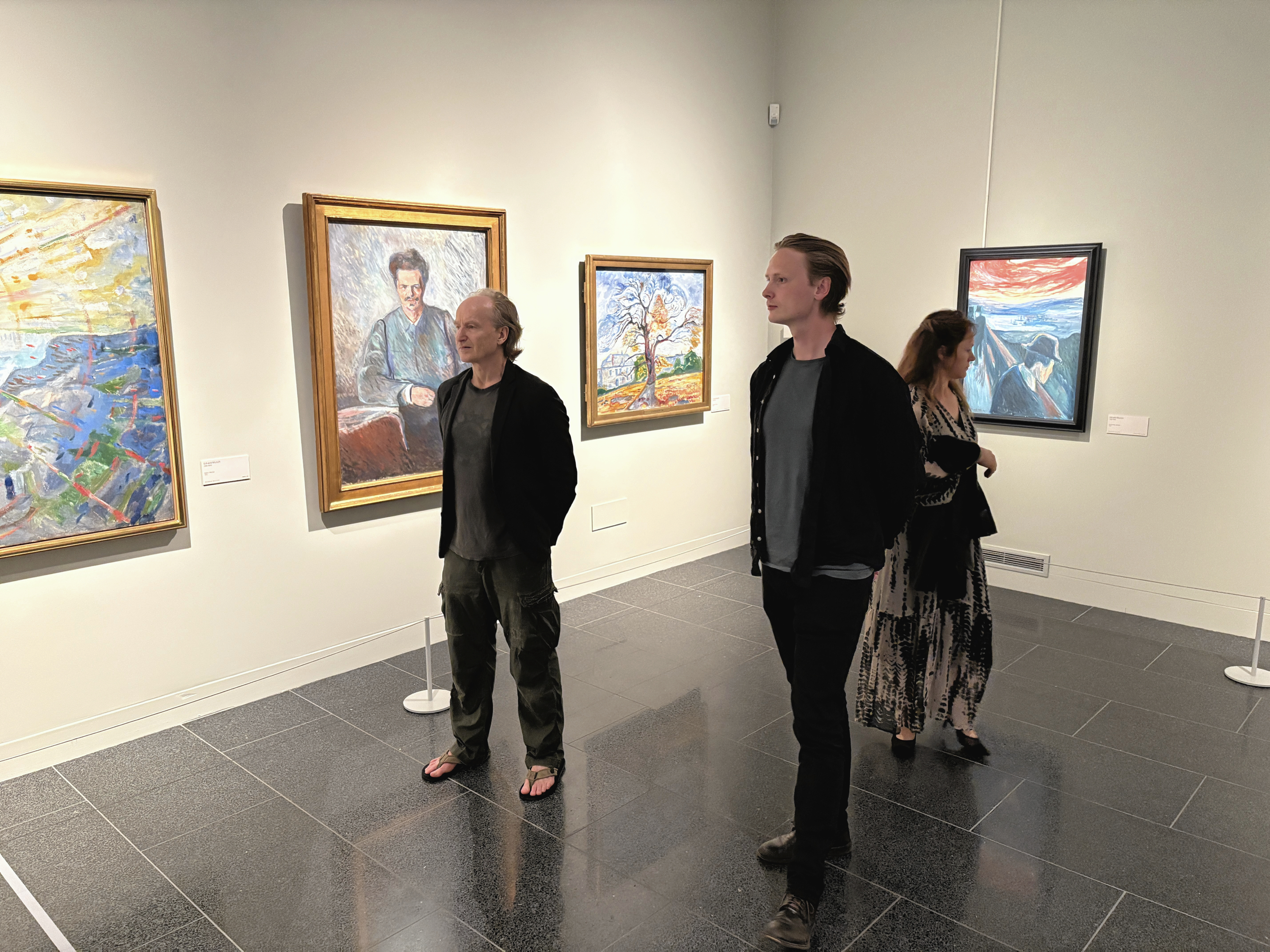 Udstillingen På hvis skuldre byder blandt andet på et helt rum dedikeret den norske maler Edward Munch.
