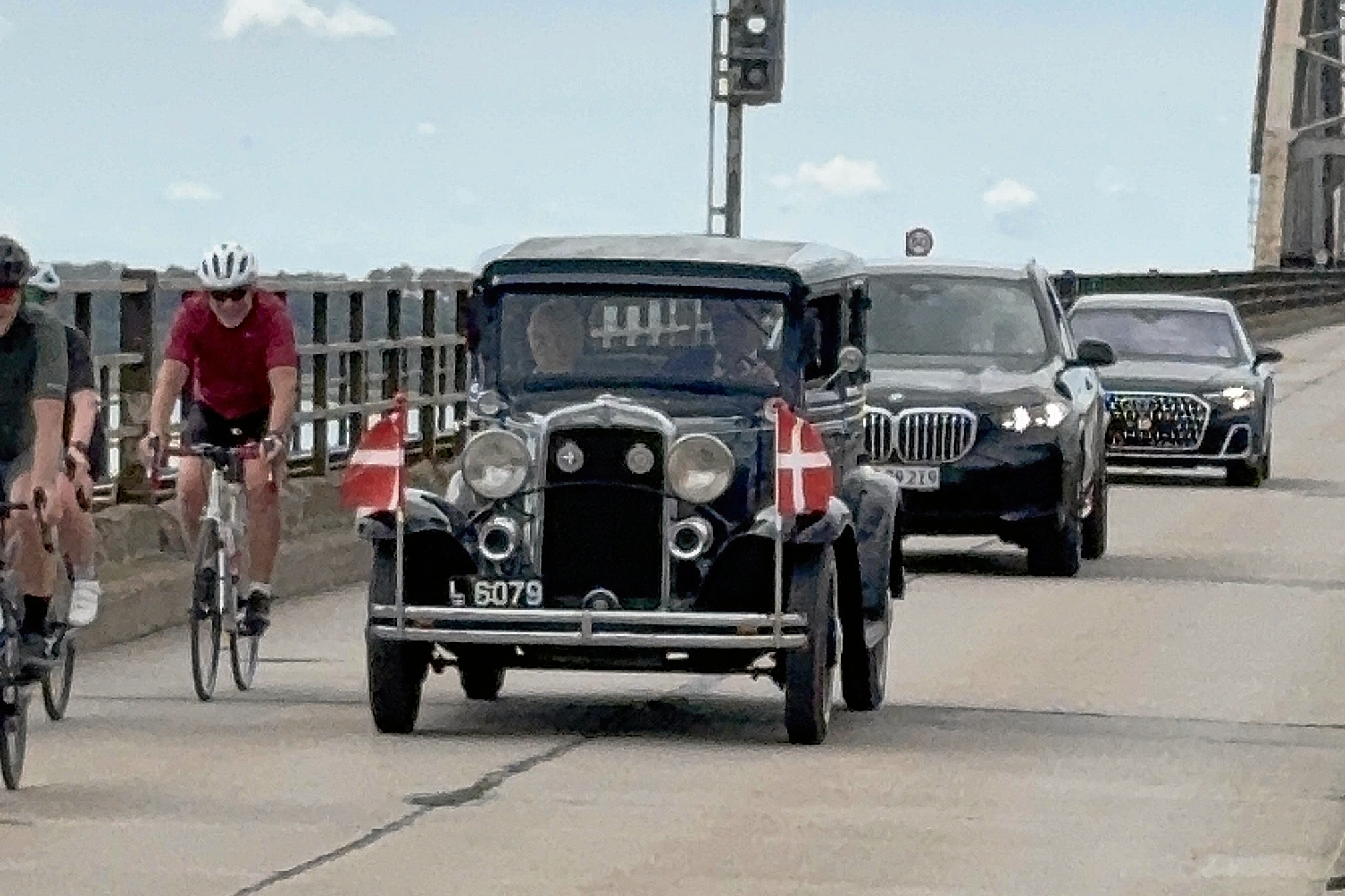 Den gamle Chevrolet var med til indvielsen i 1937. Lørdag var den med til at tage den sidste tur. - Lykke Christensen Den gamle Chevrolet var med til indvielsen i 1937. Lørdag var den med til at tage den sidste tur.