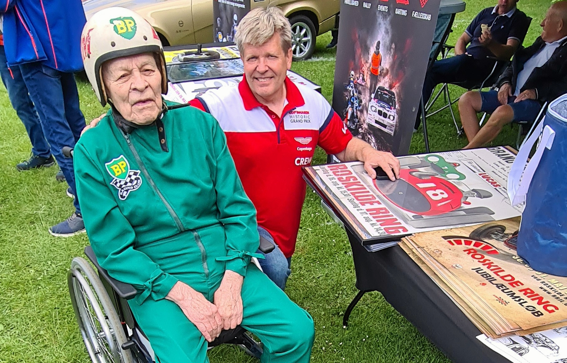 Lars Karlshøj i nysyet køredragt og med original hjelm, flankeret af Jan Grye Pedersen, formand i  i motorsportsklubben ASK Hedeland, der grundlagde Roskilde Ring i 1955.