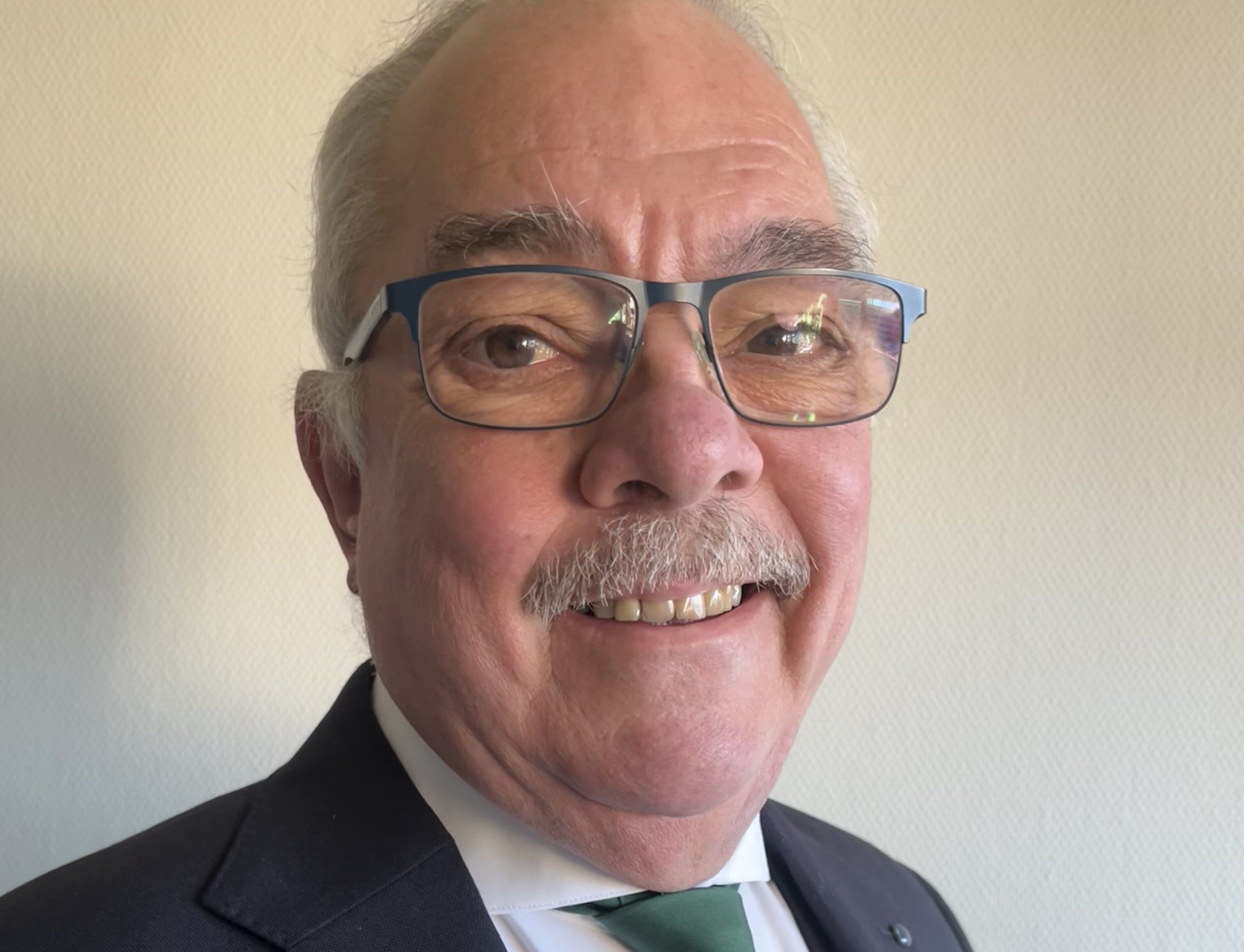 Jørgen Gad Andresen, Hørsholm, mener ikke, at den nye forsvarsminister Jeppe Bruus skal spilde tiden. For det kan kun gå for langsomt med at genåbne Sjælsmark Kaserne.tre for at ville genåbne Sjælsmark som kaserne.