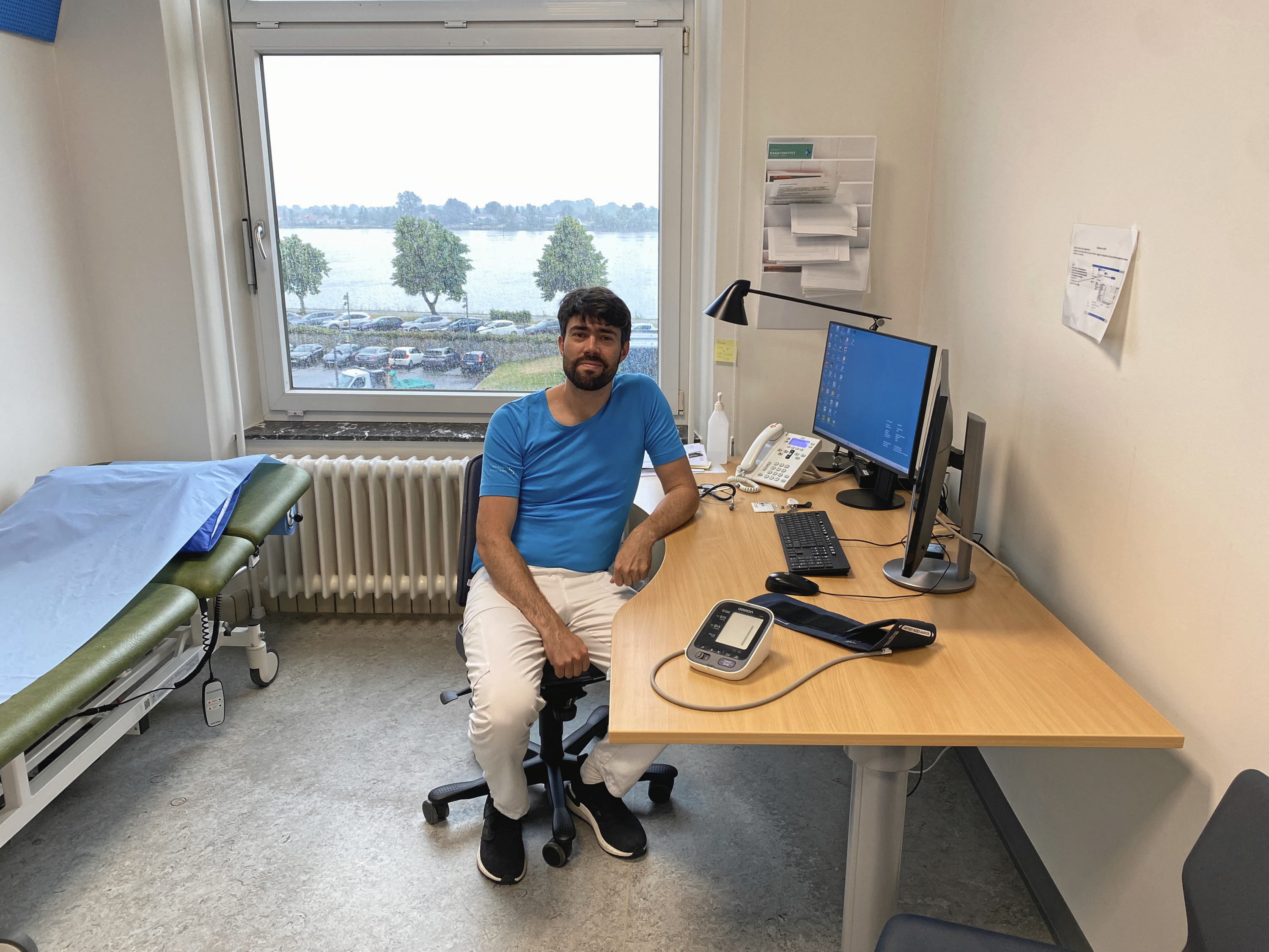 Jaris Gerup kan godt se sig selv i egen praksis et sted på Sjælland. Lige nu er han rundt på flere hospitalsafdelinger, deriblandt medicinsk afdeling på sygehuset i Nykøbing Falster, hvor billedet her stammer fra.