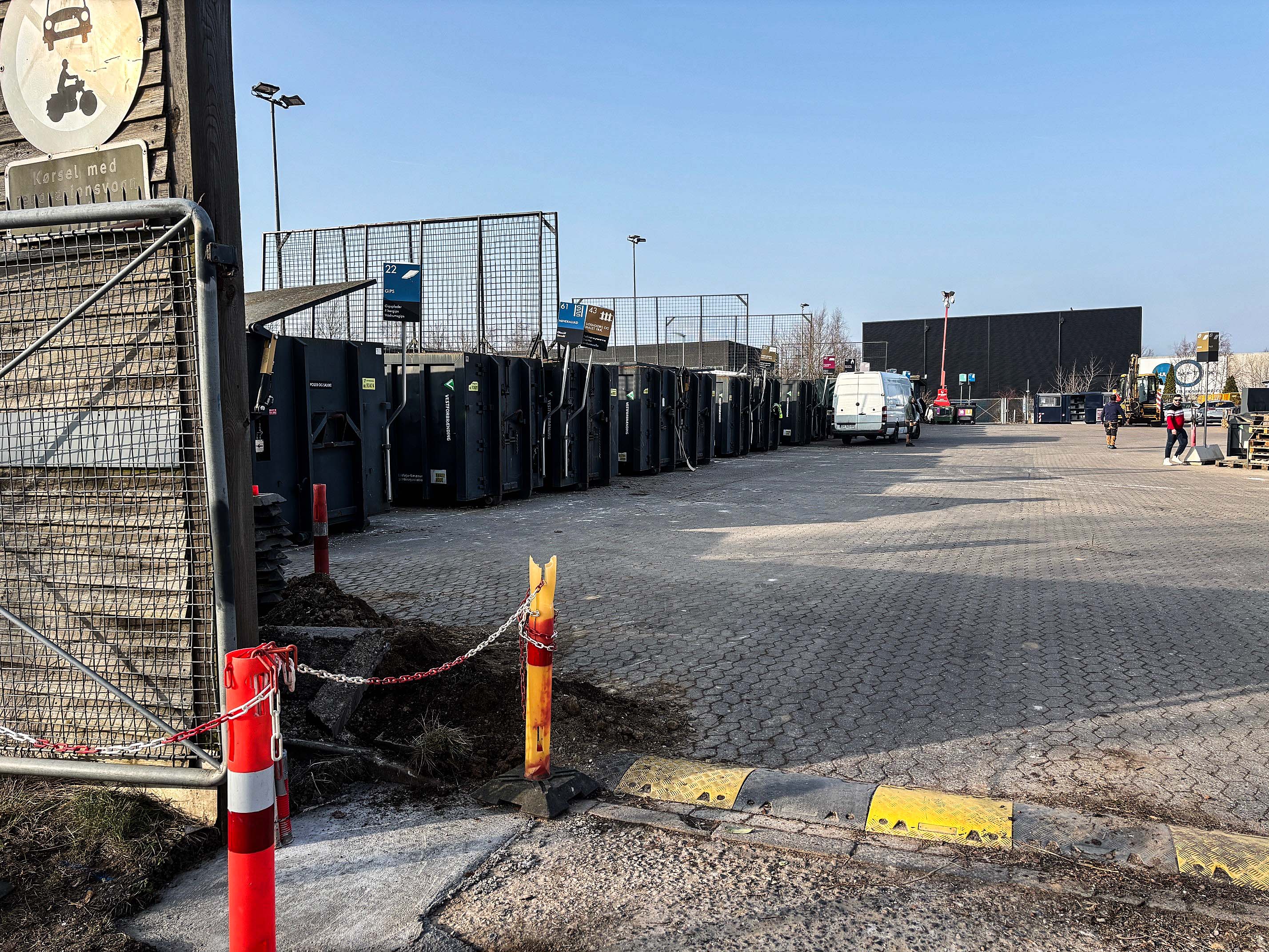 Ukendte gerningsmænd har stjålet elektronik fra genbrugsstationen på Hassellunden i Smørum.