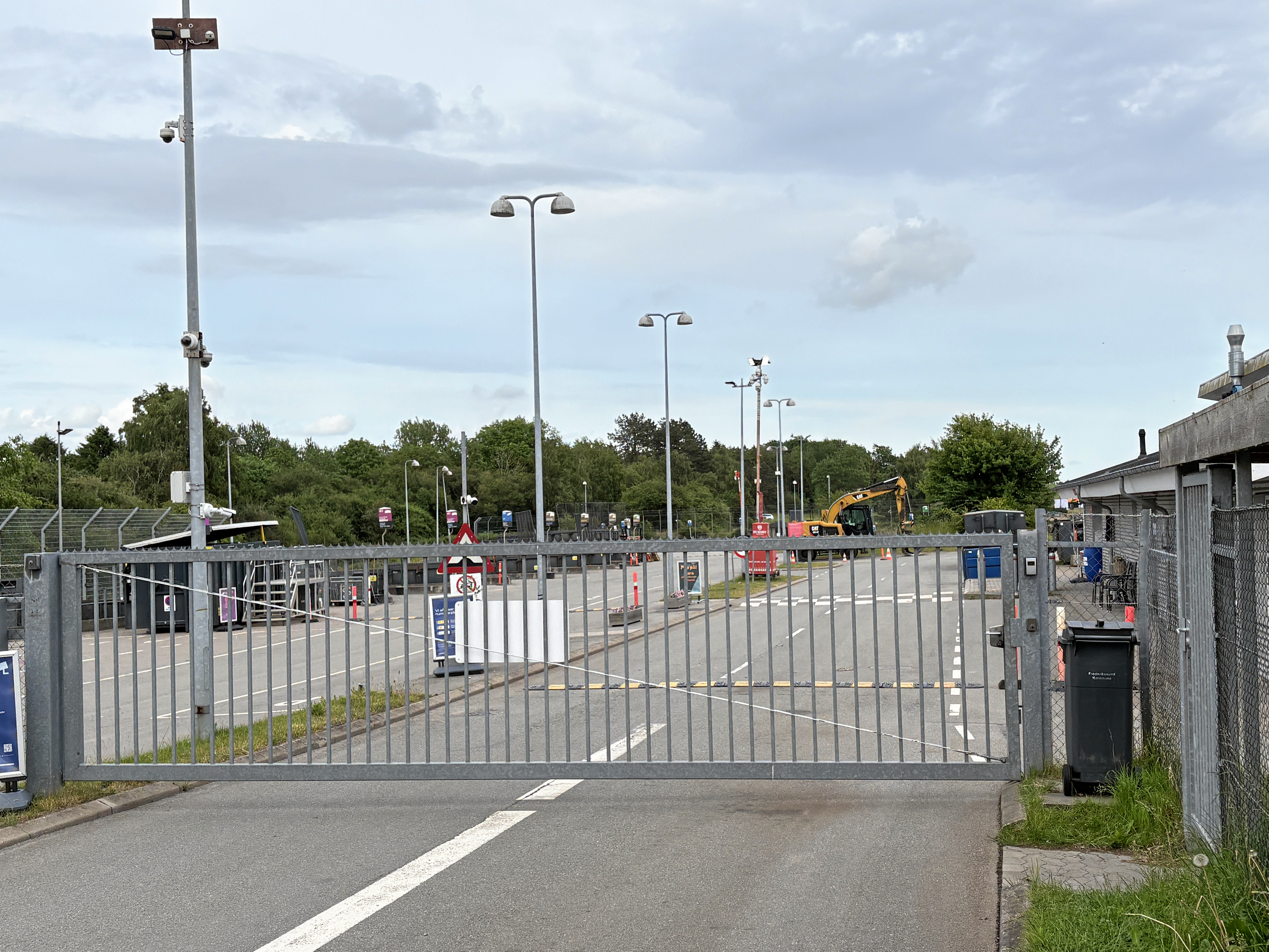 Efter klokken 18 er porten til genbrugspladsen i Frederikssund lukket, men muligheden for døgnåbent bliver lige nu undersøgt.