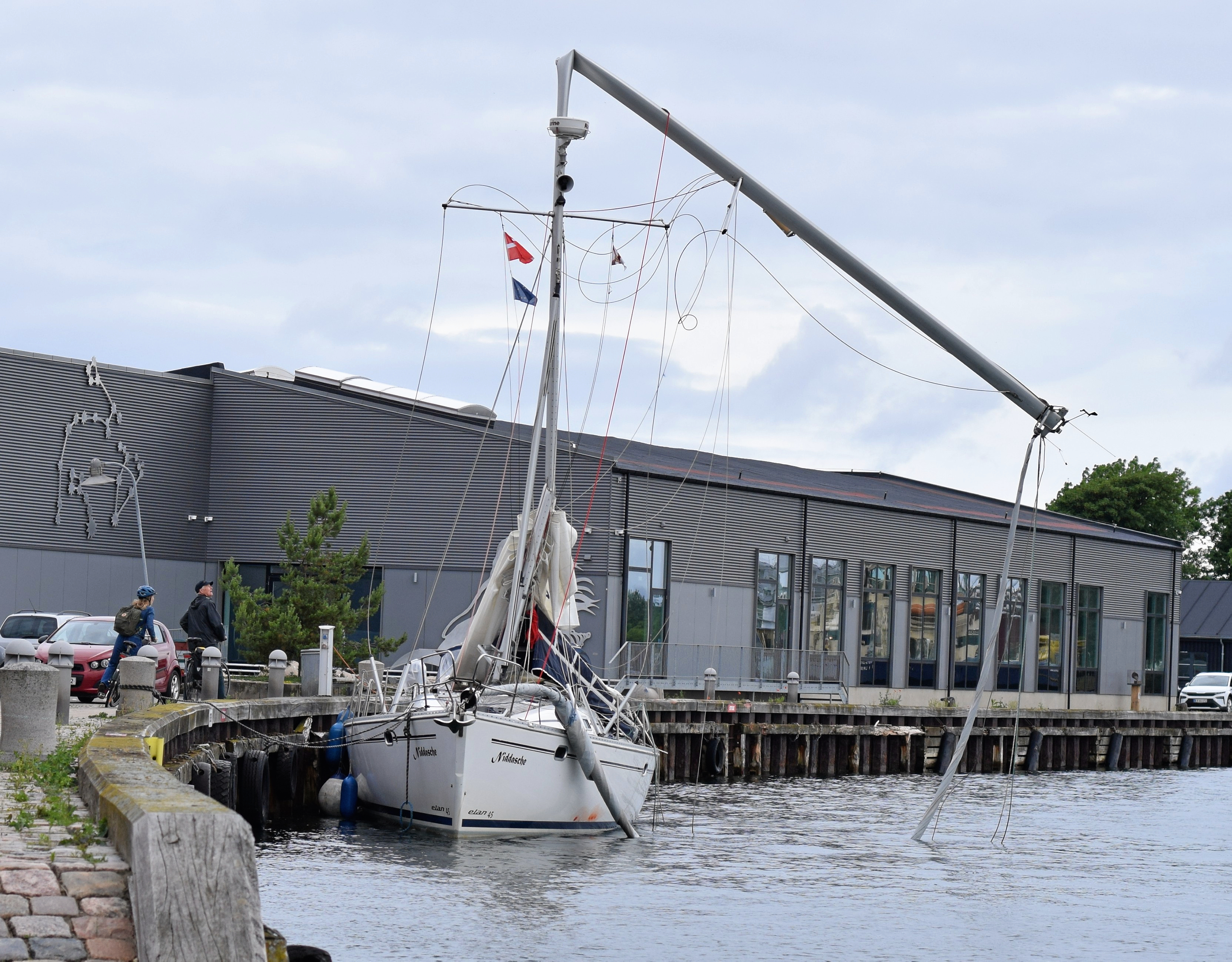 Sejlskibet ligger stadig i Korsør Havn, og er meget medtaget af kollisionen.