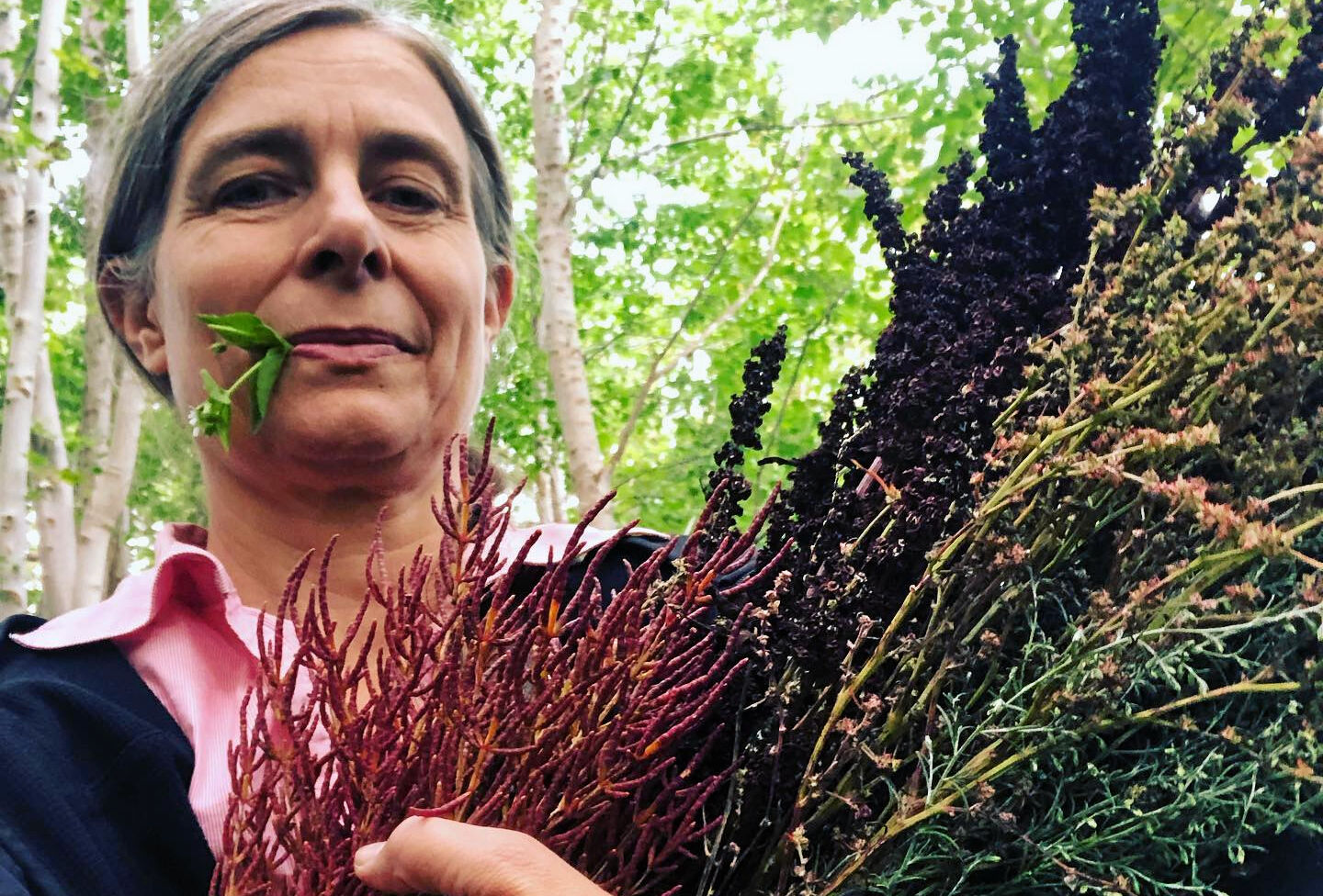 Julie Swane går i spidsen og giver gode råd om, hvad der er i naturen, som kan spises.