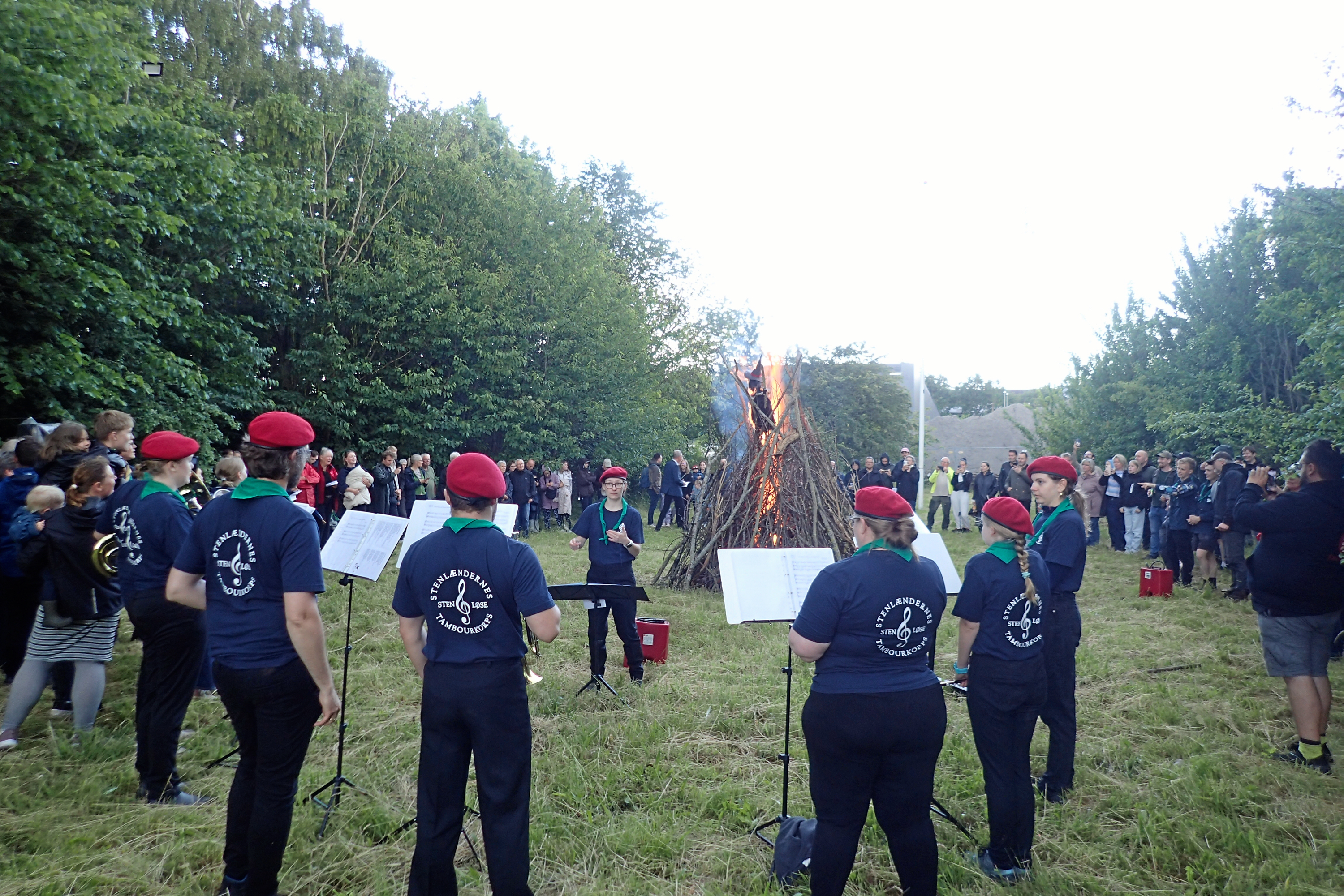Stenlændernes tambourkorps spiller klokken 17.30. Senere klokken 18.45 tændes bålet, og tambourkorpset bidrager med musik ved bålet.