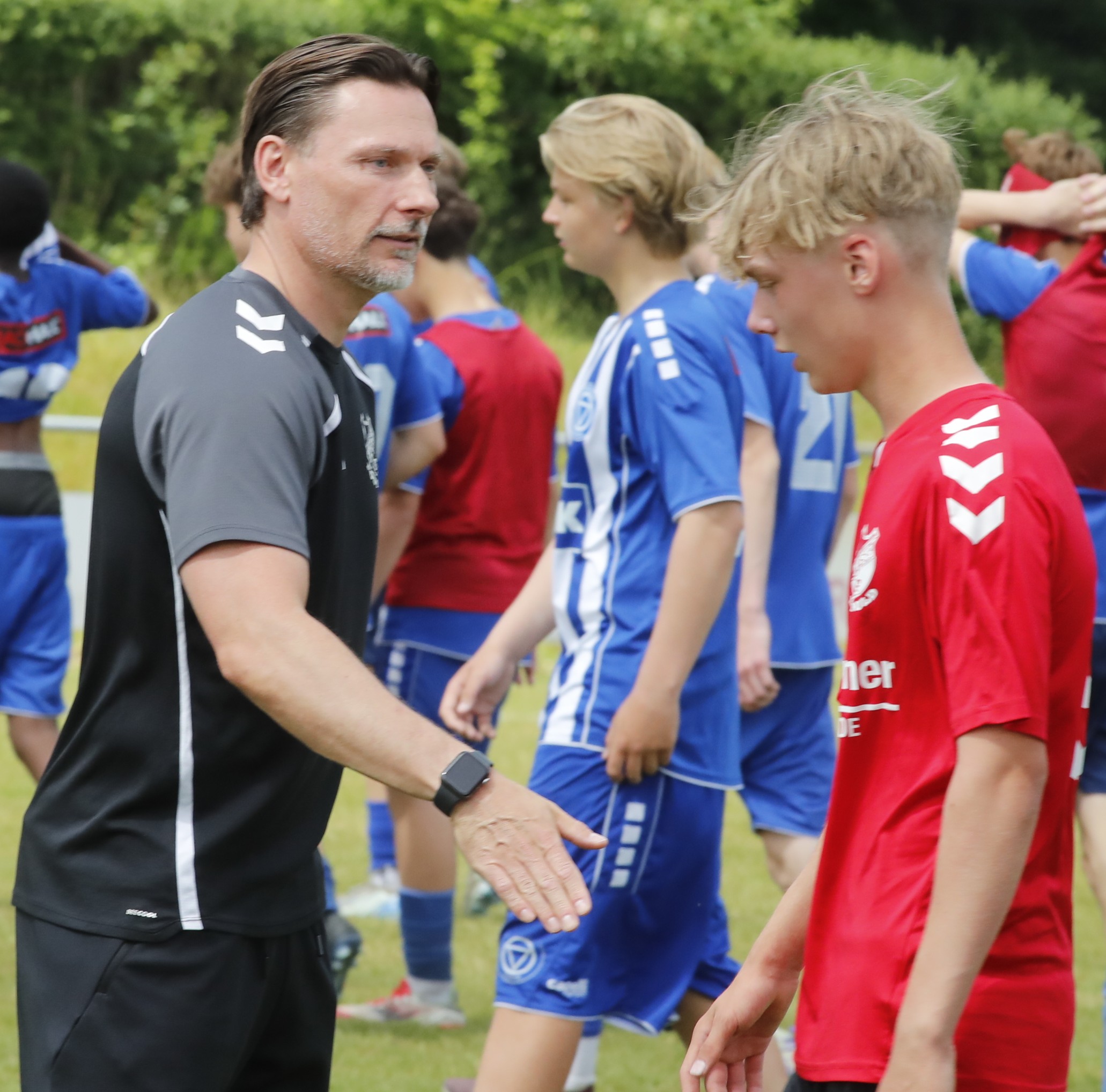 Stefan Håkansson takker for kampen til egne spillere.