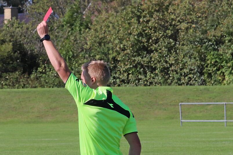 Den 70-årige fodbolddommer Johnny Rasmussen fra Gilleleje blev i midten af maj udsat for vold på banen. Nu har han anmeldt sagen til politiet. Dommeren på billedet har intet med sagen at gøre.
