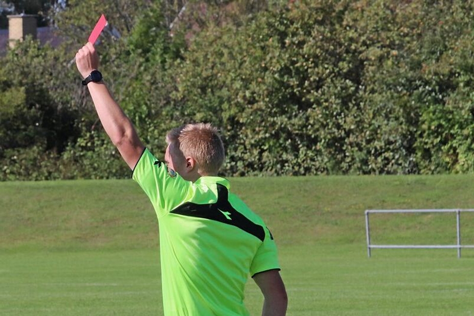 En 70-årig fodbolddommer blev for et par uger siden skubbet af en spiller, så han faldt og slog sit hoved og nakke. Nu har han meldt episoden til politiet. Dommeren på billedet har intet med sagen at gøre.