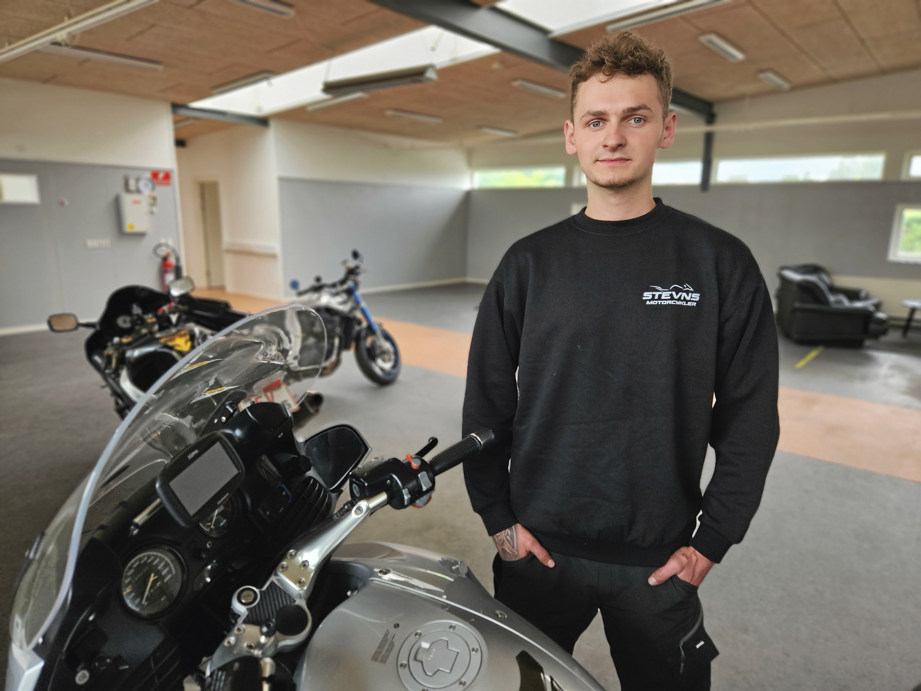 Tobias Grønbæk er uddannet motorcykelmekaniker og blev i april 2026 selvstændig, da han åbnede Stevns Motorcykler på Højerupvej 9A i Store Heddinge.