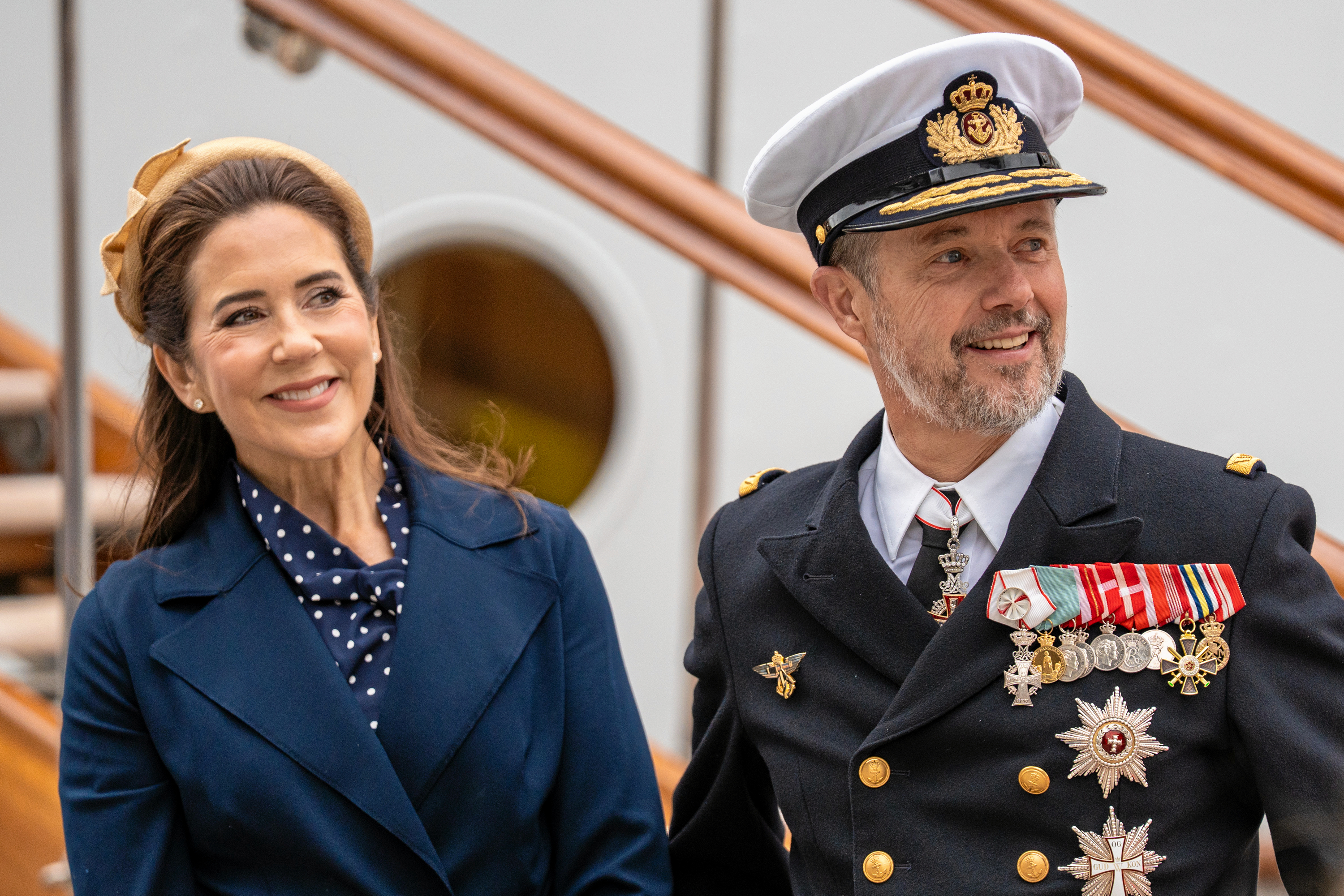 Oprindeligt var Dansk Folkepartis forslag, at der skulle hænge portrætter i byrådssalen af Kong Frederik og Dronning Mary.