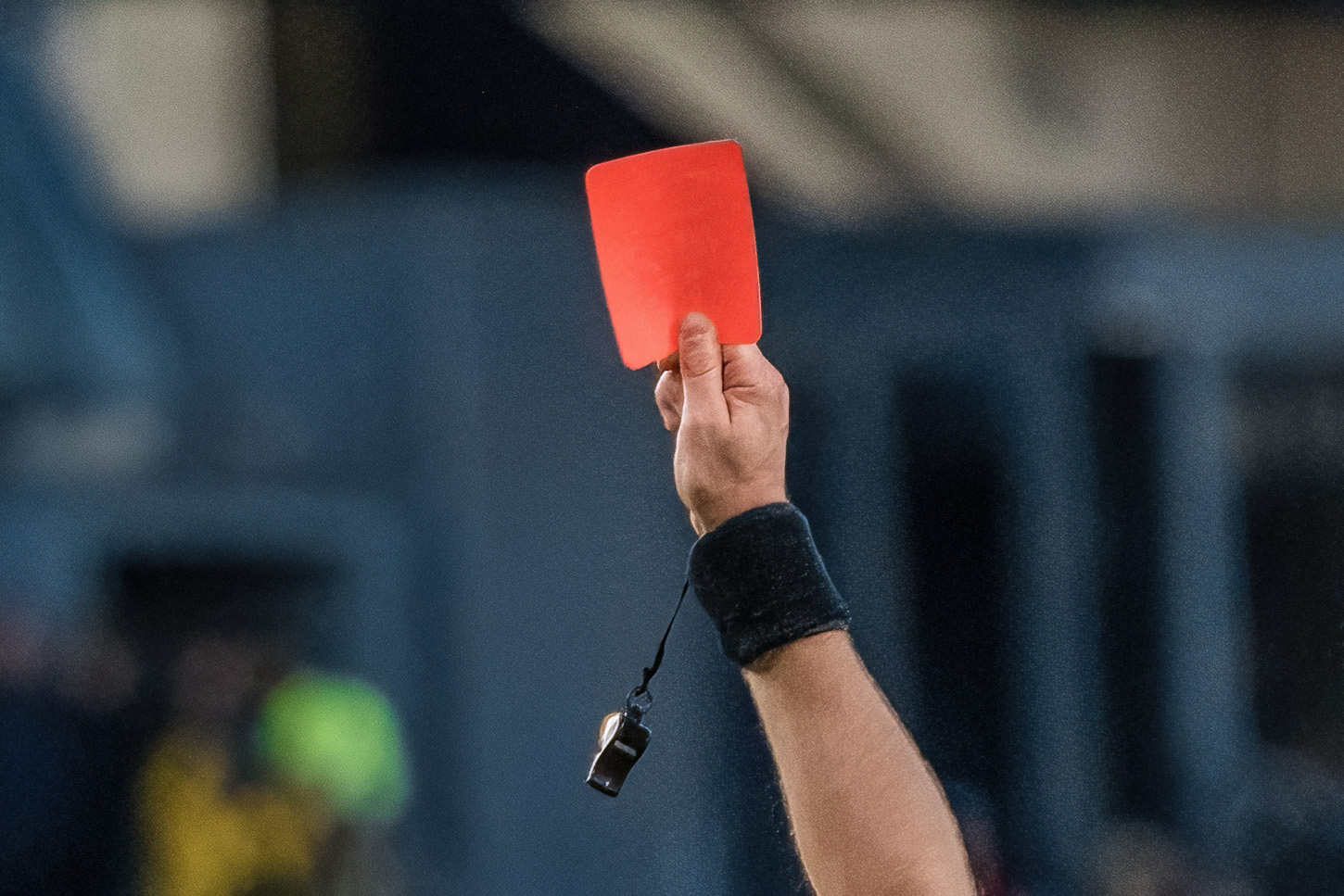 Den 70-årige fodbolddommer Johnny Rasmussen fra Gilleleje blev i midten af maj udsat for vold på banen. Nu har han anmeldt sagen til politiet.
