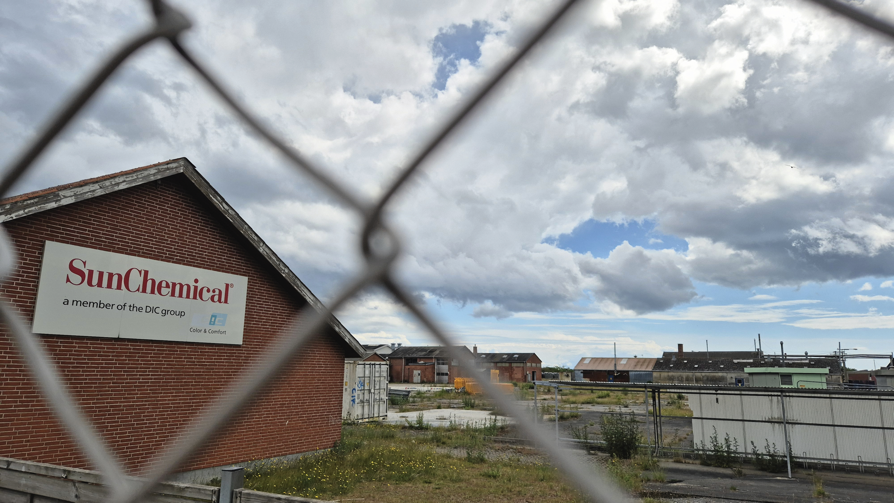Den forurenede grund skal udvikles til boliger, men det er ikke helt billigt.