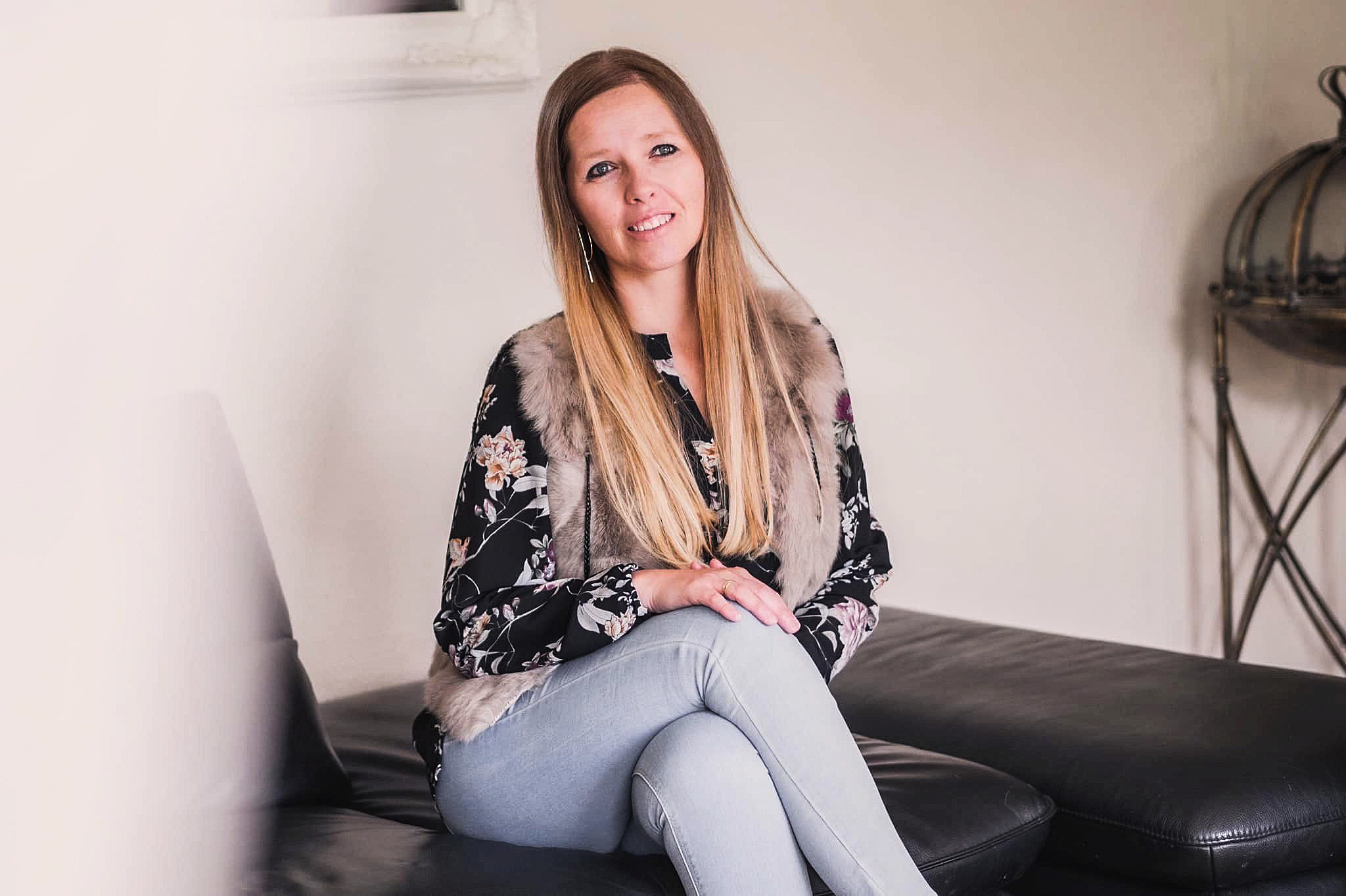 Demens handler ikke kun om sygdommen. Det handler om mennesker og om relationer, minder og kærlighed. Det er hårdt at se et menneske, man holder af, forsvinde mere og mere ind i sig selv, men det er vigtigt at huske, at de ikke er deres sygdom. De er mennesker med et levet liv, en historie og en sjæl, som stadig husker, siger Mette Moff.