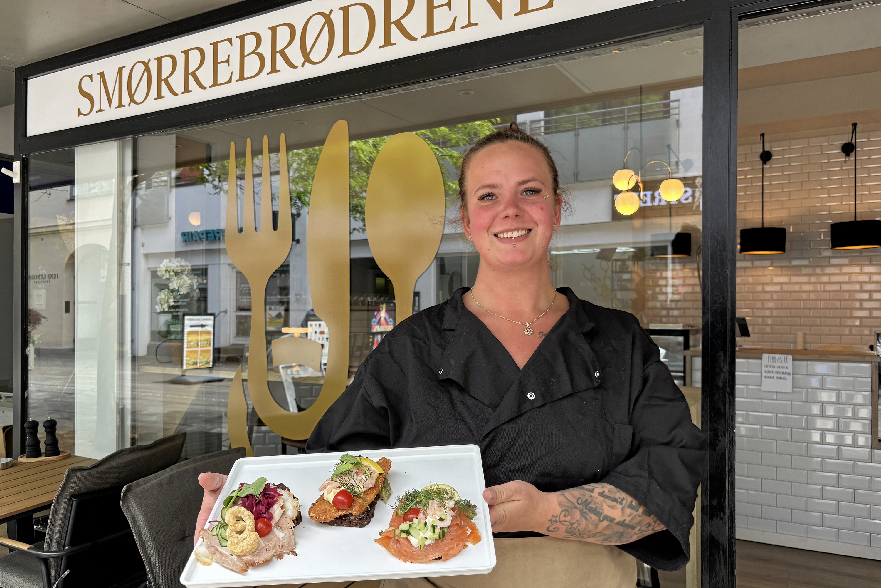 Cecilie Wounlund er smørrebrødsjomfru og bestyrer af den nye specialbutik Smørrebrødrene i gågaden i Hørsholm.