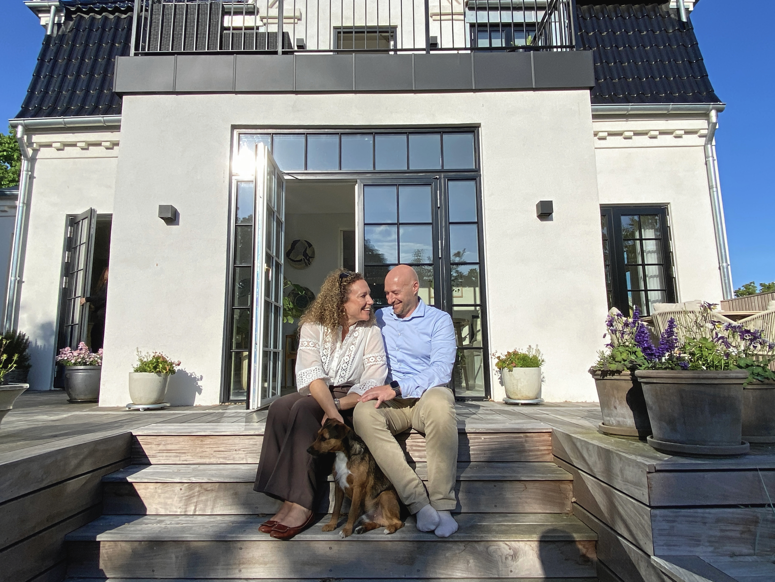 Ria og Klaus Hjorth har brugt to år på at renovere "Mor Ingers Hus" i Sorø. Hunden hedder Yiannis.