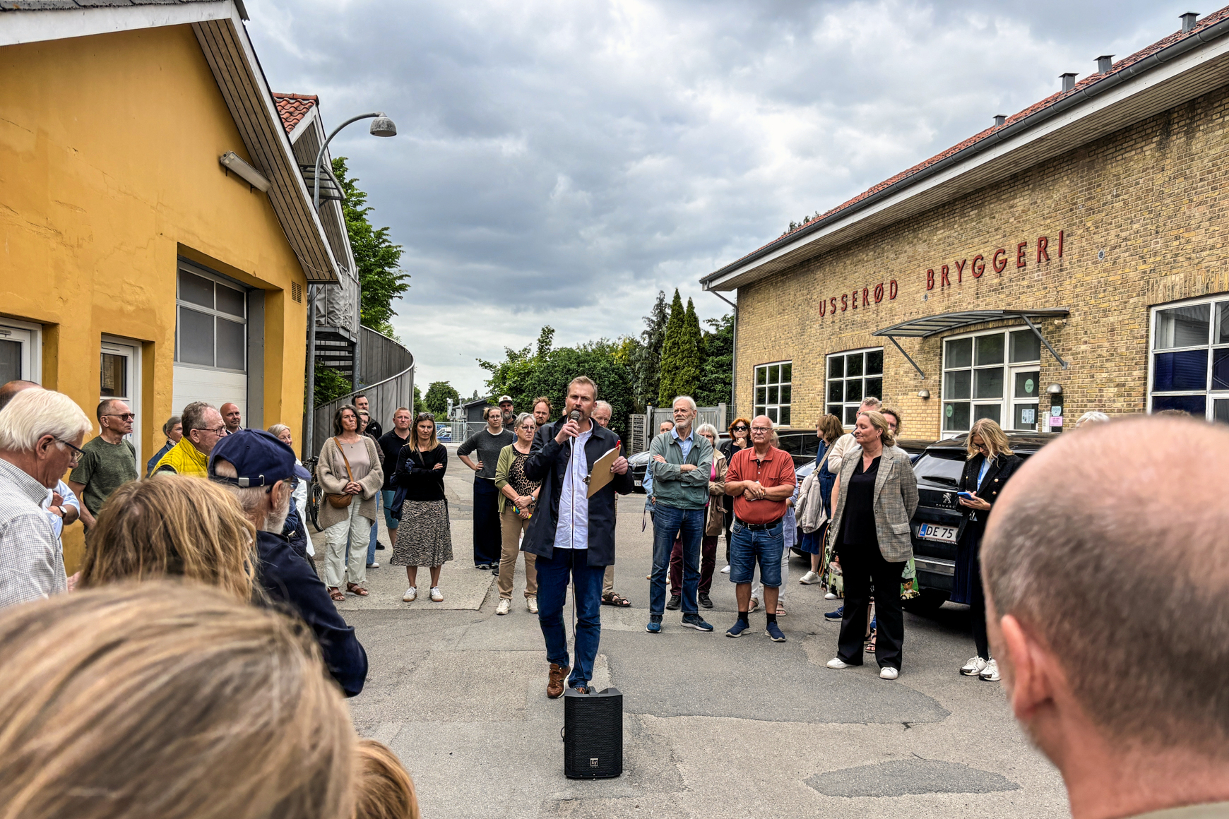 Dialogmøde om den kommende lokalplan for Usserød Å og Usserød Bryggeri-området havde fået omkring 100 borgere til at møde frem. Historiker Anders Dalsager fra egnsmuseet indledte med byvandring i området.
