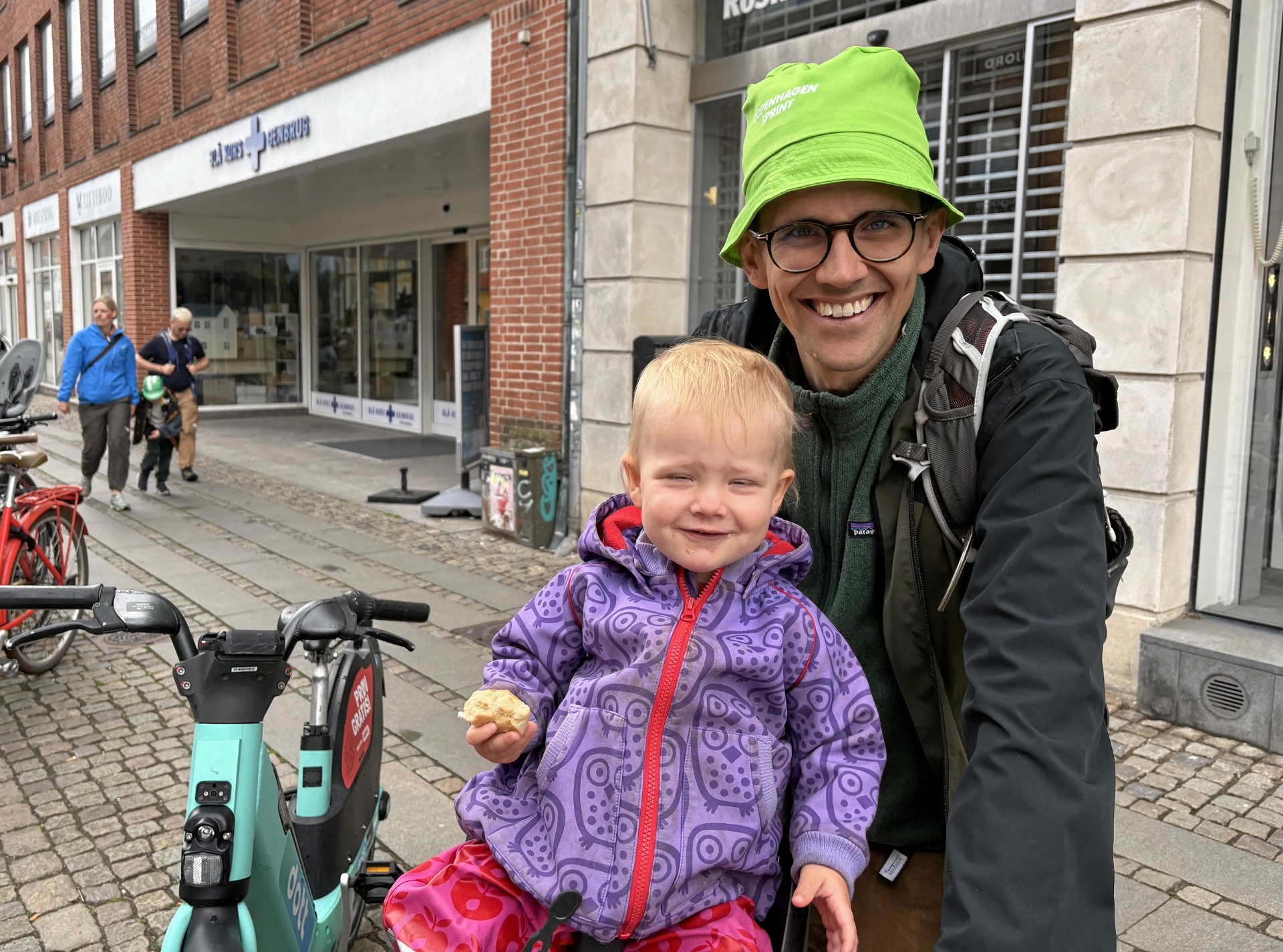 Tobias Filskov fra Hvalsø er cykelfan og har taget datteren Gry med for at opleve løbsstarten. - Kristian Jørgensen Tobias Filskov fra Hvalsø er cykelfan og har taget datteren Gry med for at opleve løbsstarten.