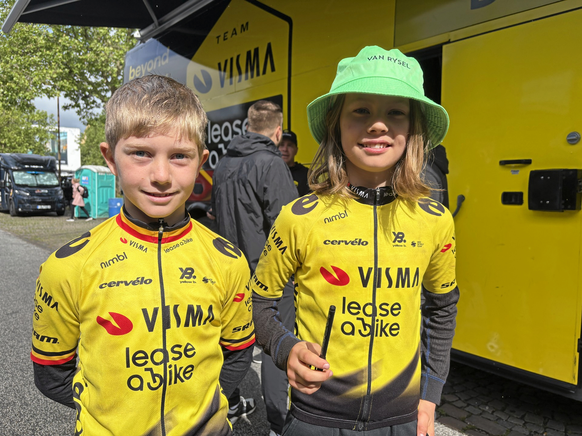 Emil (tv.) og Lauge Stougaard Mathiasen er taget fra Aarhus for at se starten og møde rytterne.