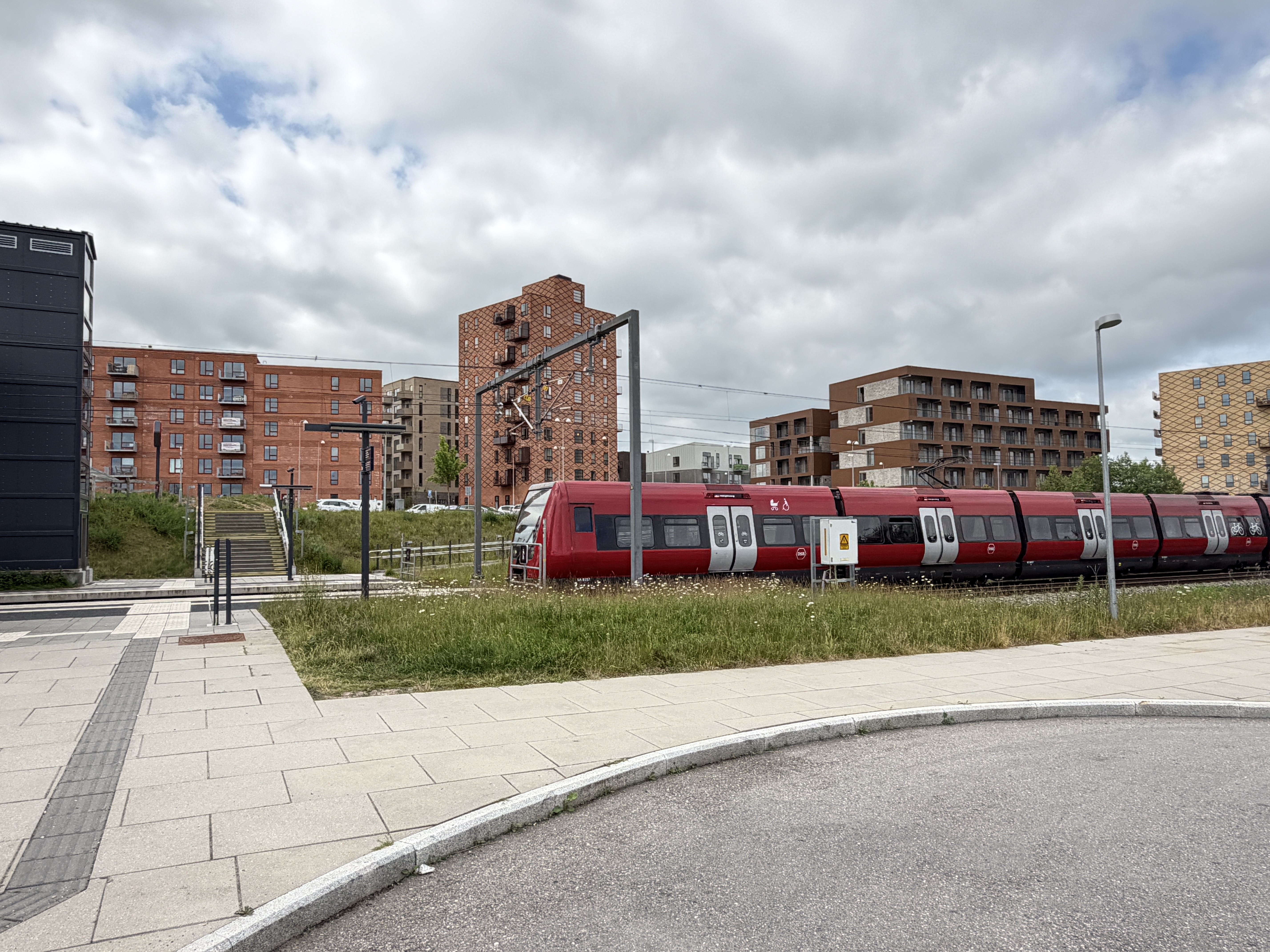 En flot landskabsbro over skinnerne skal gøre det muligt at gå og cykle uhindret og idylisk fra Vinge nord til Vinge syd.
