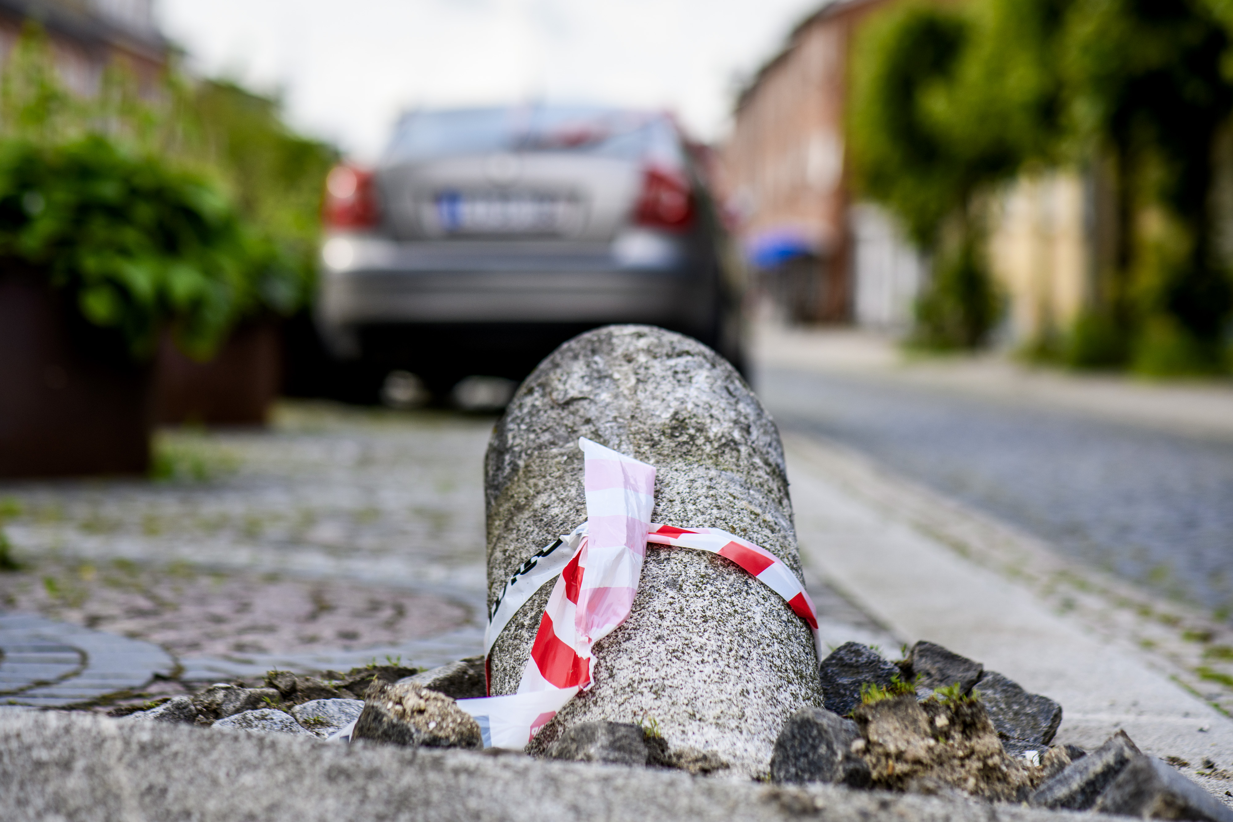 Den store granitpullert blev væltet, da en grå Skoda natten til lørdag forulykkede i Jernbanegade i Haslev.