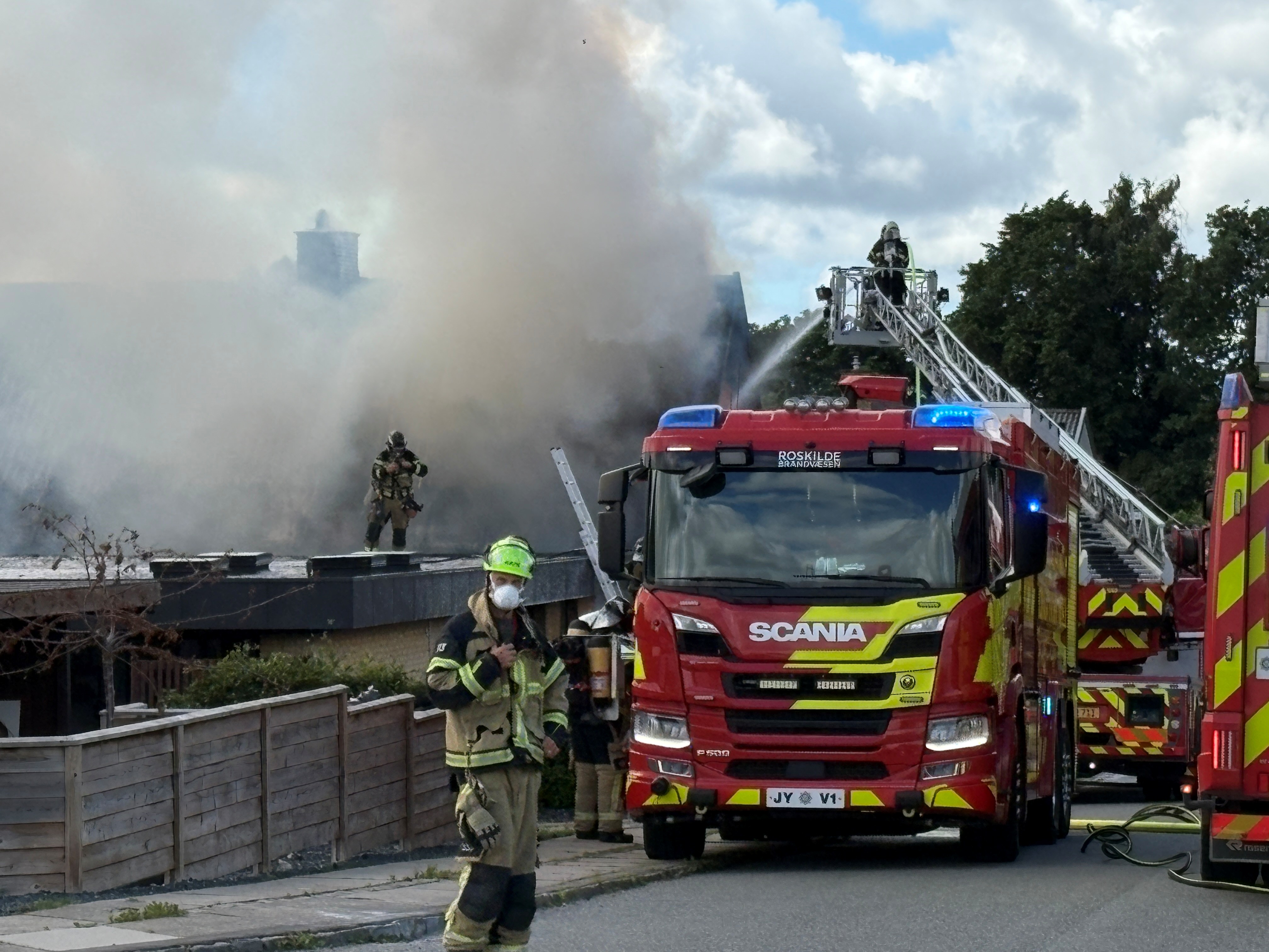 Frederiksborg Brand & Redning er netop nu i fuld gang med at slukke brandene i Ølstykke.