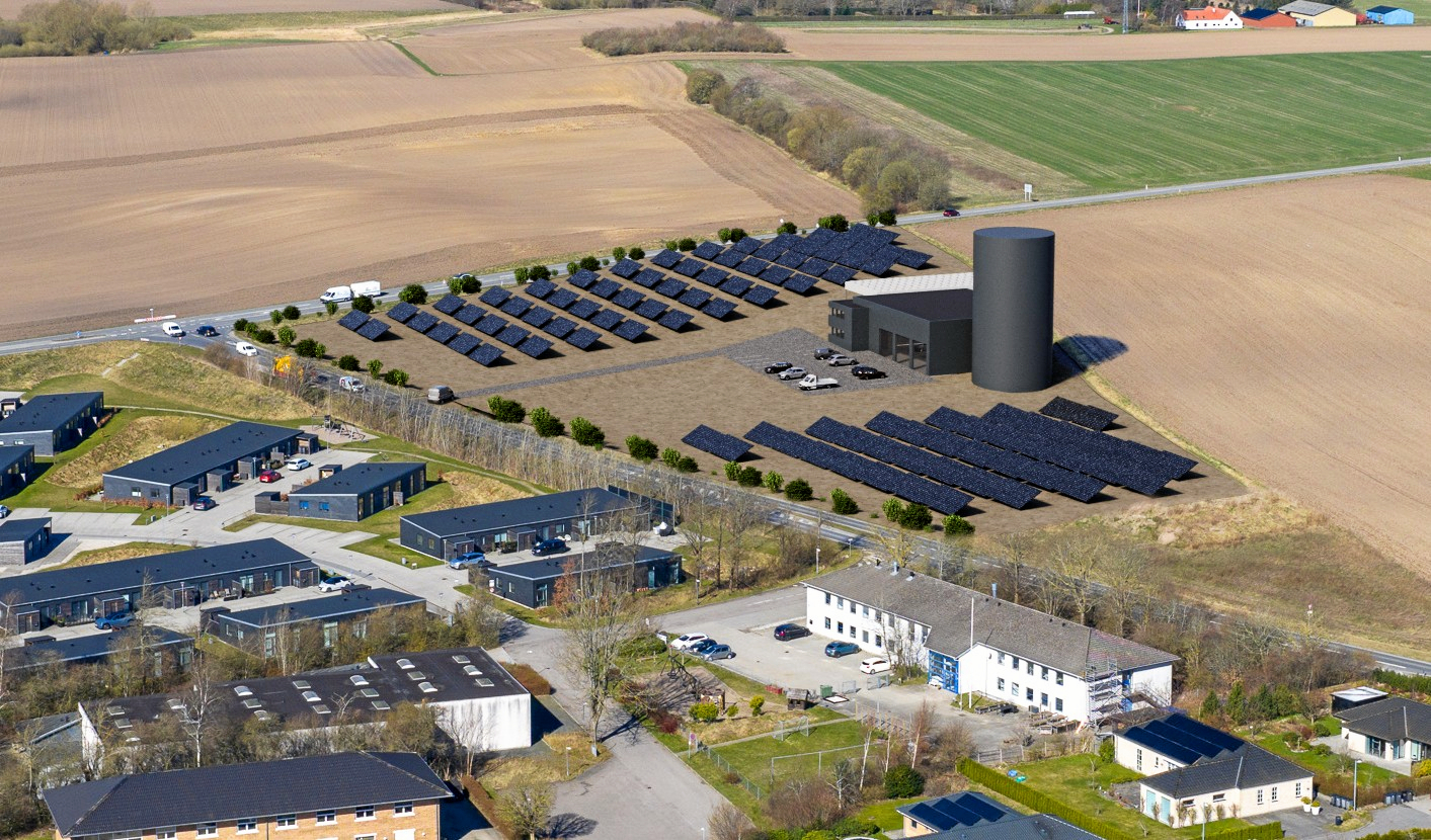 Et fjernvarmeanlæg vil fylde en del i landskabet. Ikke mindst da der også planlægges solceller.