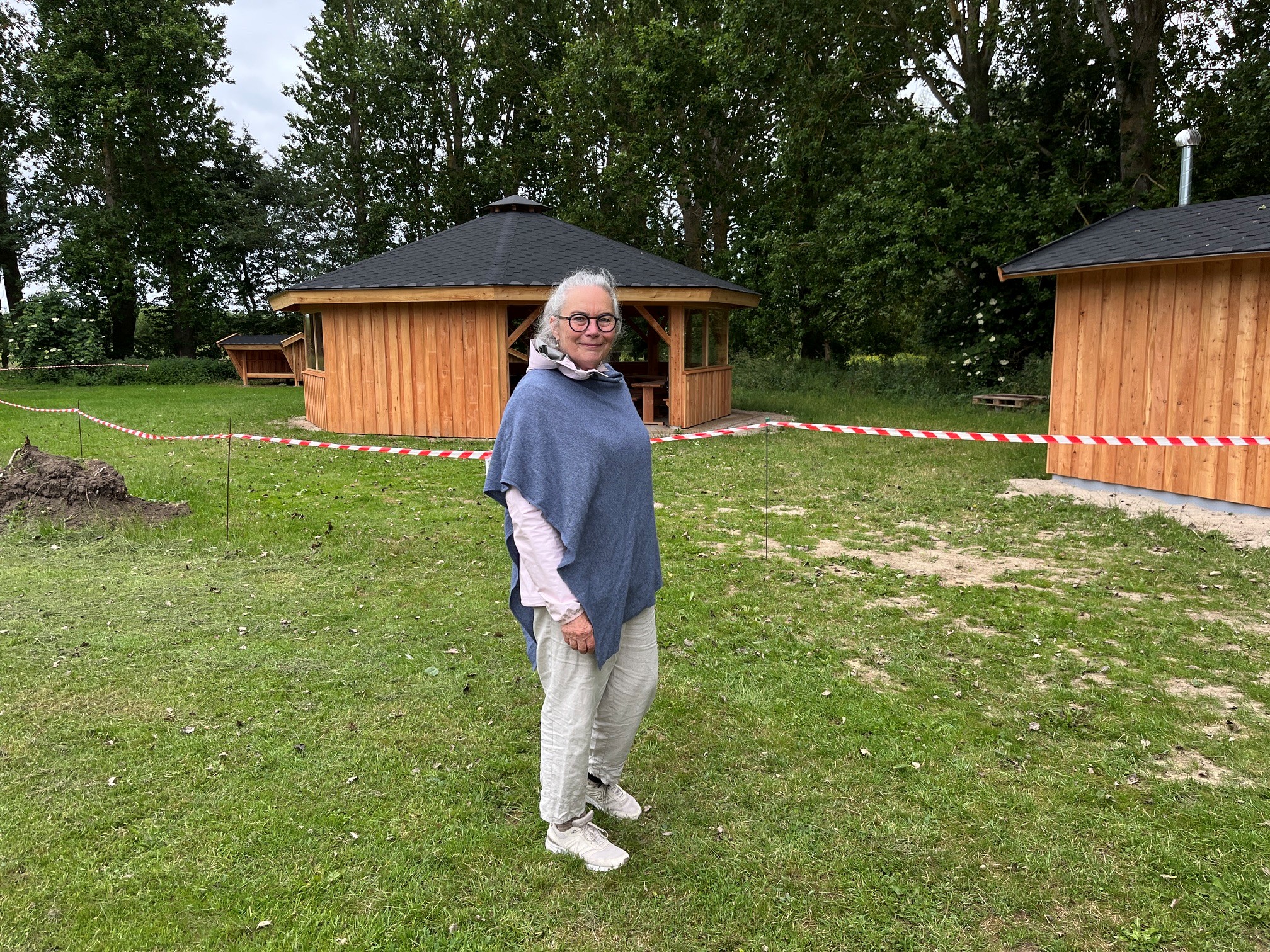 Lene Wibroe glæder sig over de flotte faciliteter med stor bålhytte, to sheltere og et handicapegnet muldtoilet.