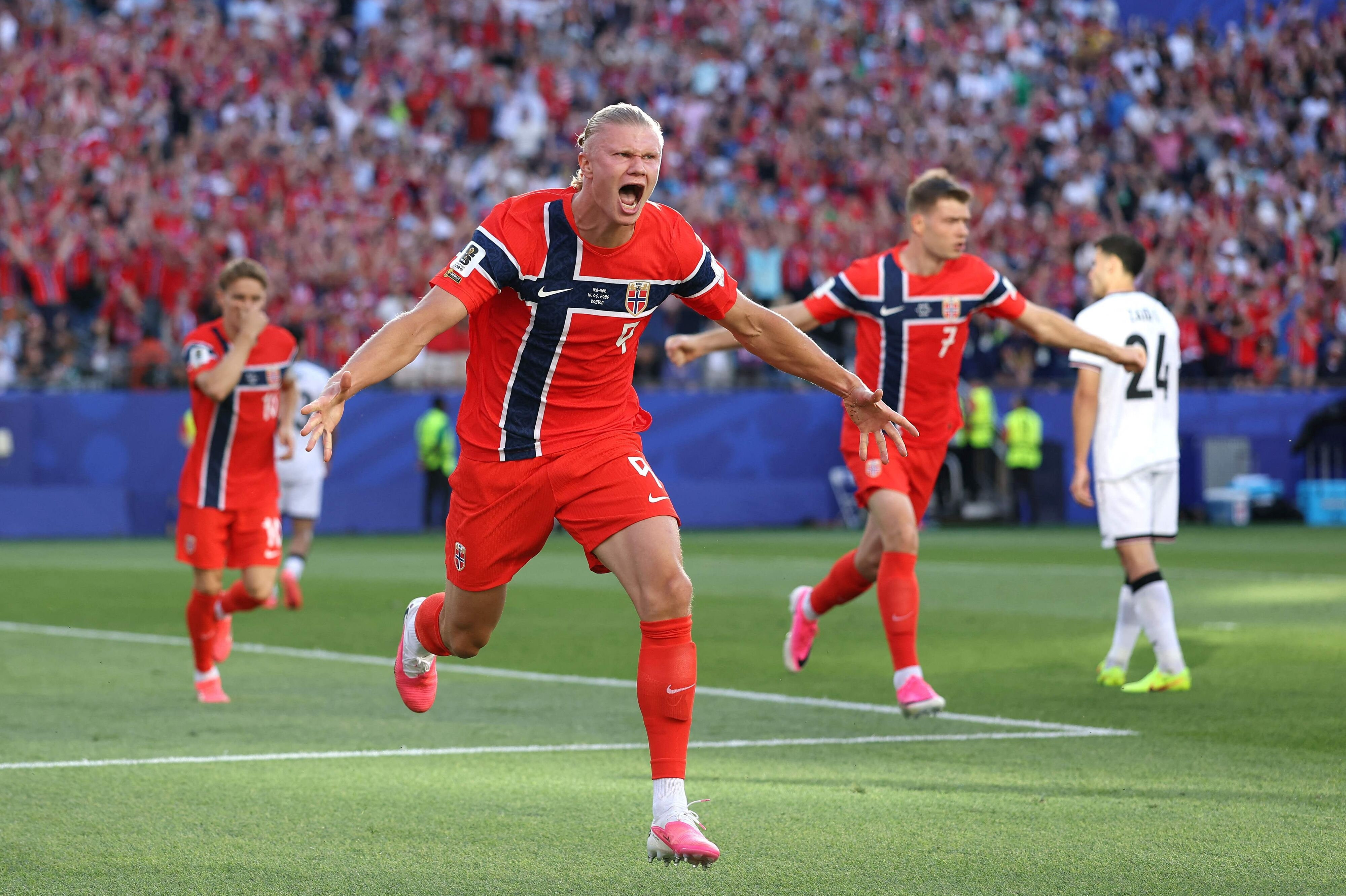 Norges fodboldstjerne Erling Braut Haaland fik en fremragende VM-debut med to mål i kampen mod Irak.