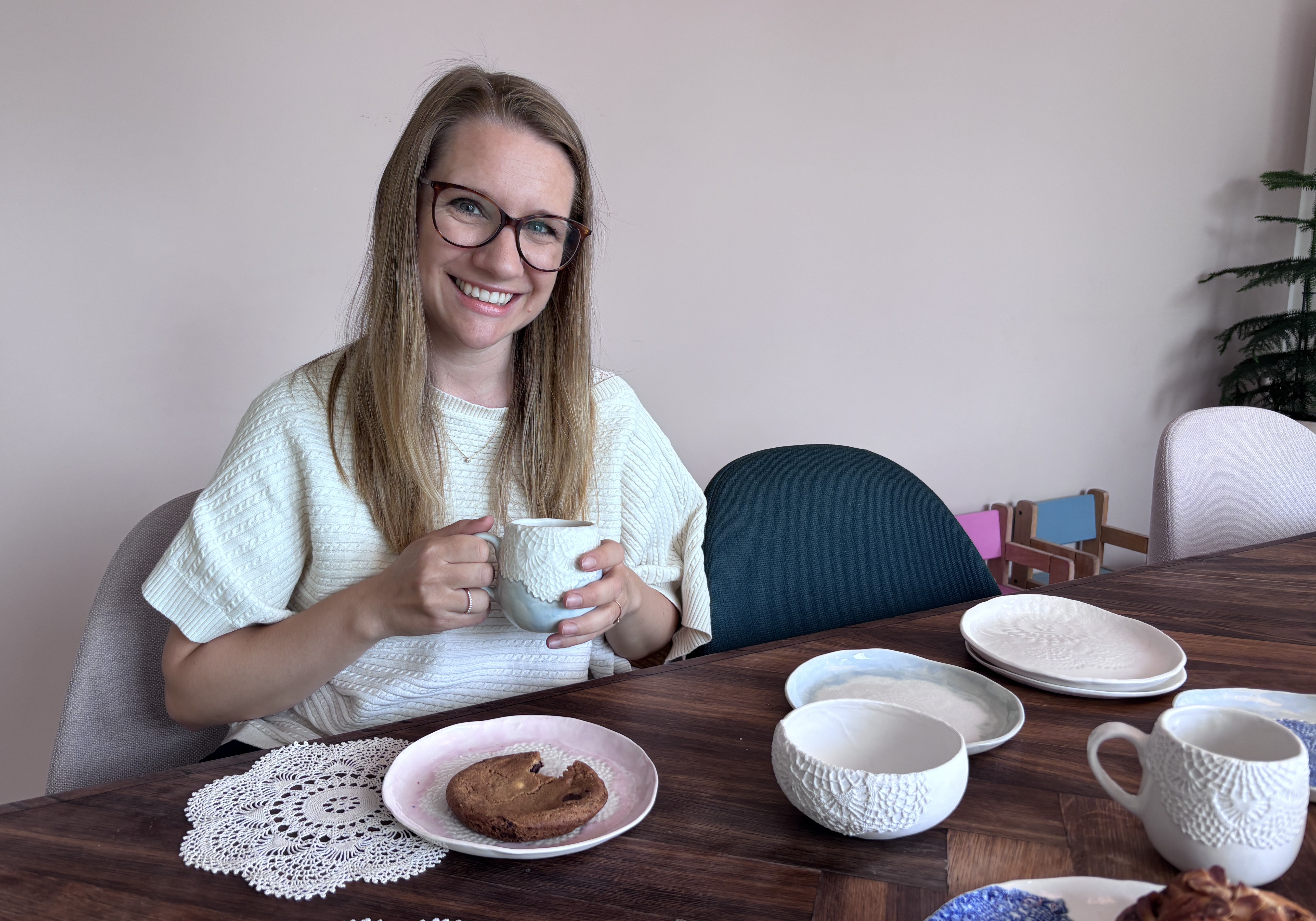 36-årige Kira Brianka er inspireret af de feminine duge og mellemlægsservietter, som normalt bliver smidt nederst i skabe og skuffer. Det synes hun er synd og derfor giver hun dem nyt liv.